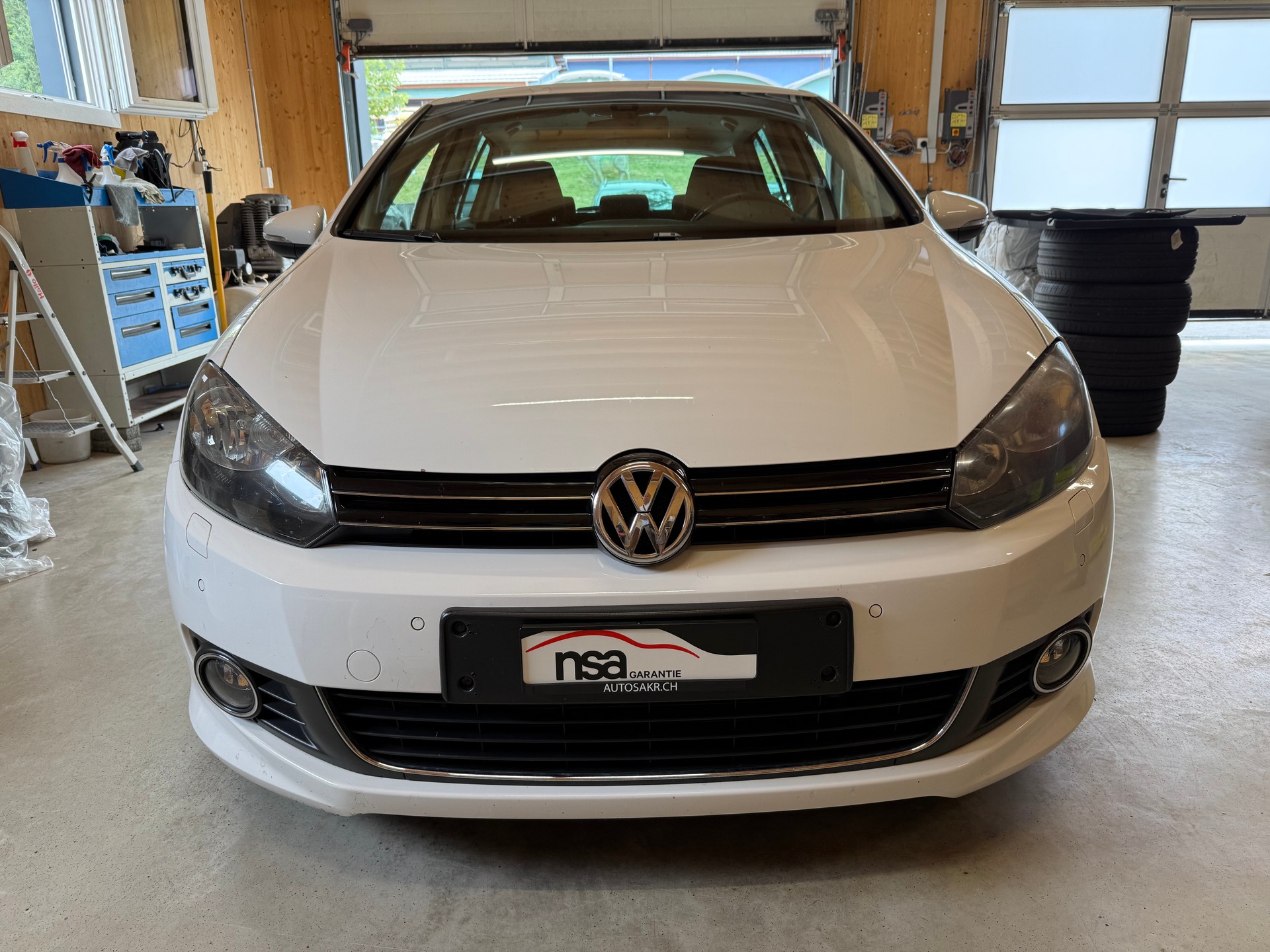 VW GOLF-showroom-element-1