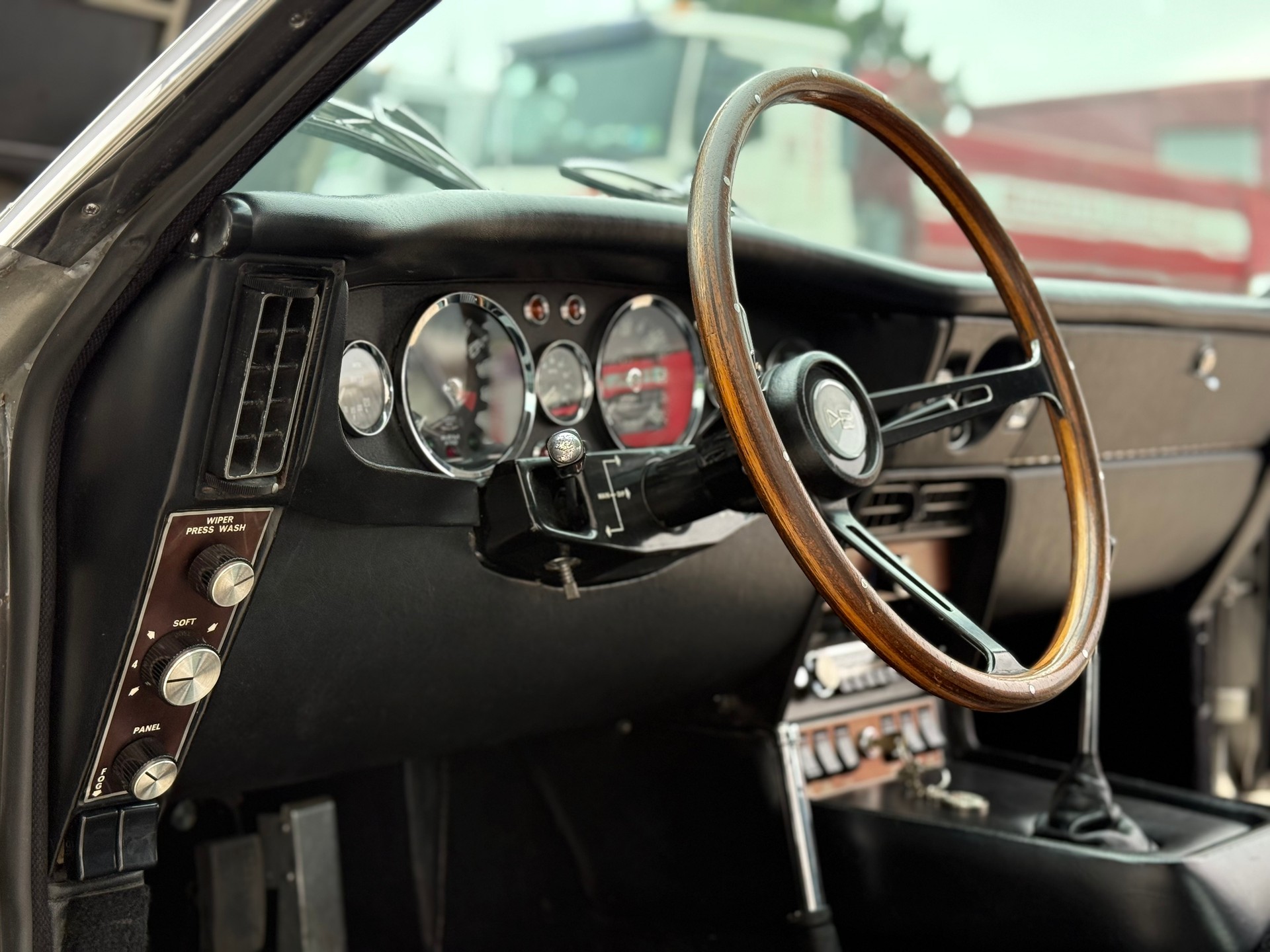ASTON MARTIN DBS-image-18