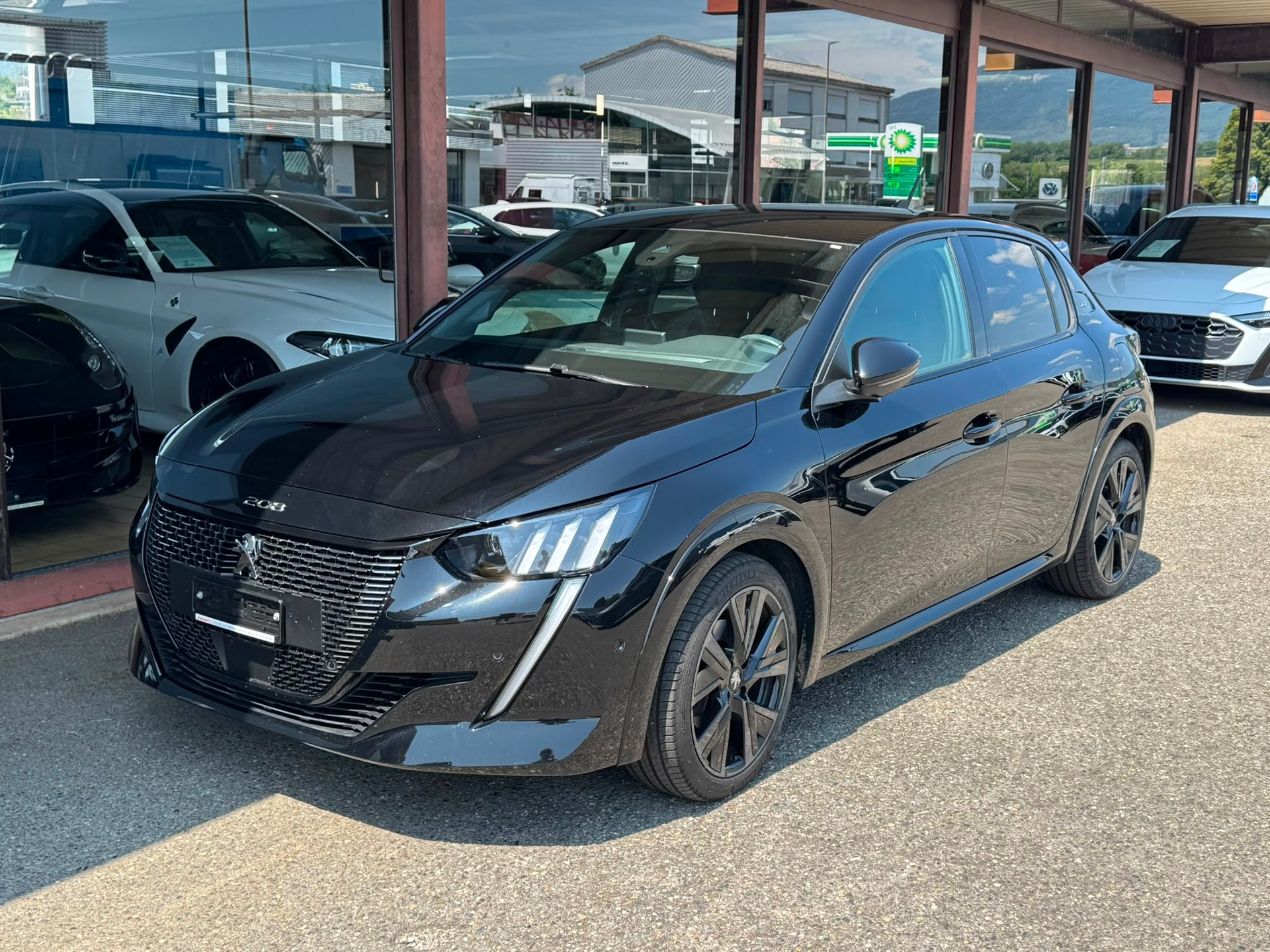 PEUGEOT 208 1.2 PureTech GT EAT8-image-1