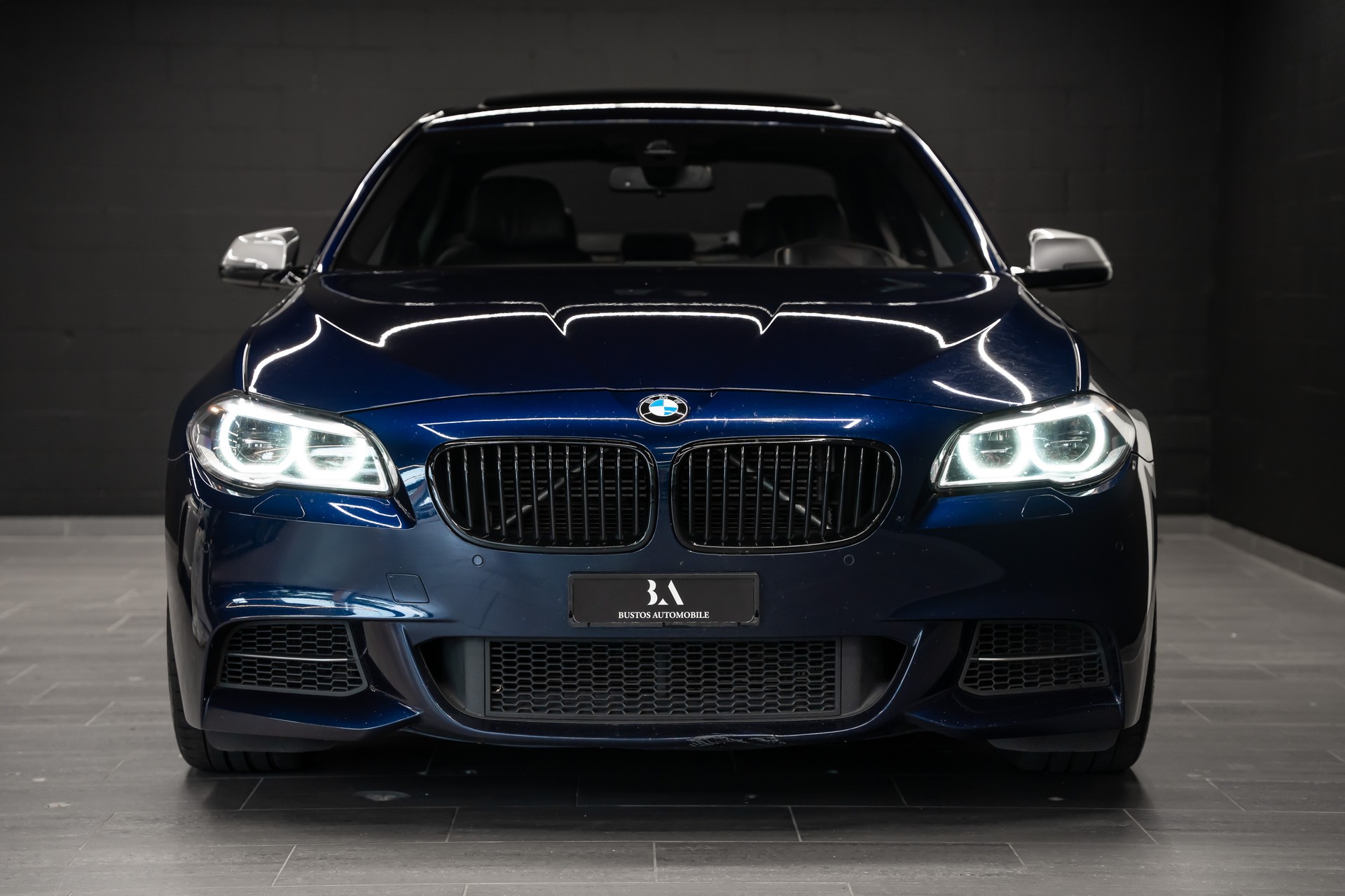 BMW M550d xDrive Steptronic / CH Auto / BMW Service History / Mega Ausstattung / harmankardon / Head Up / Softclose / 8 Räder uvm...-image-2