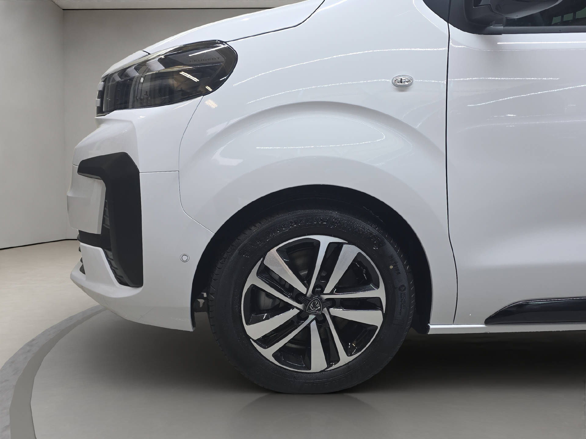 PEUGEOT Traveller Long 2.2 BlueHDi 180 Family Edition S/S-image-13