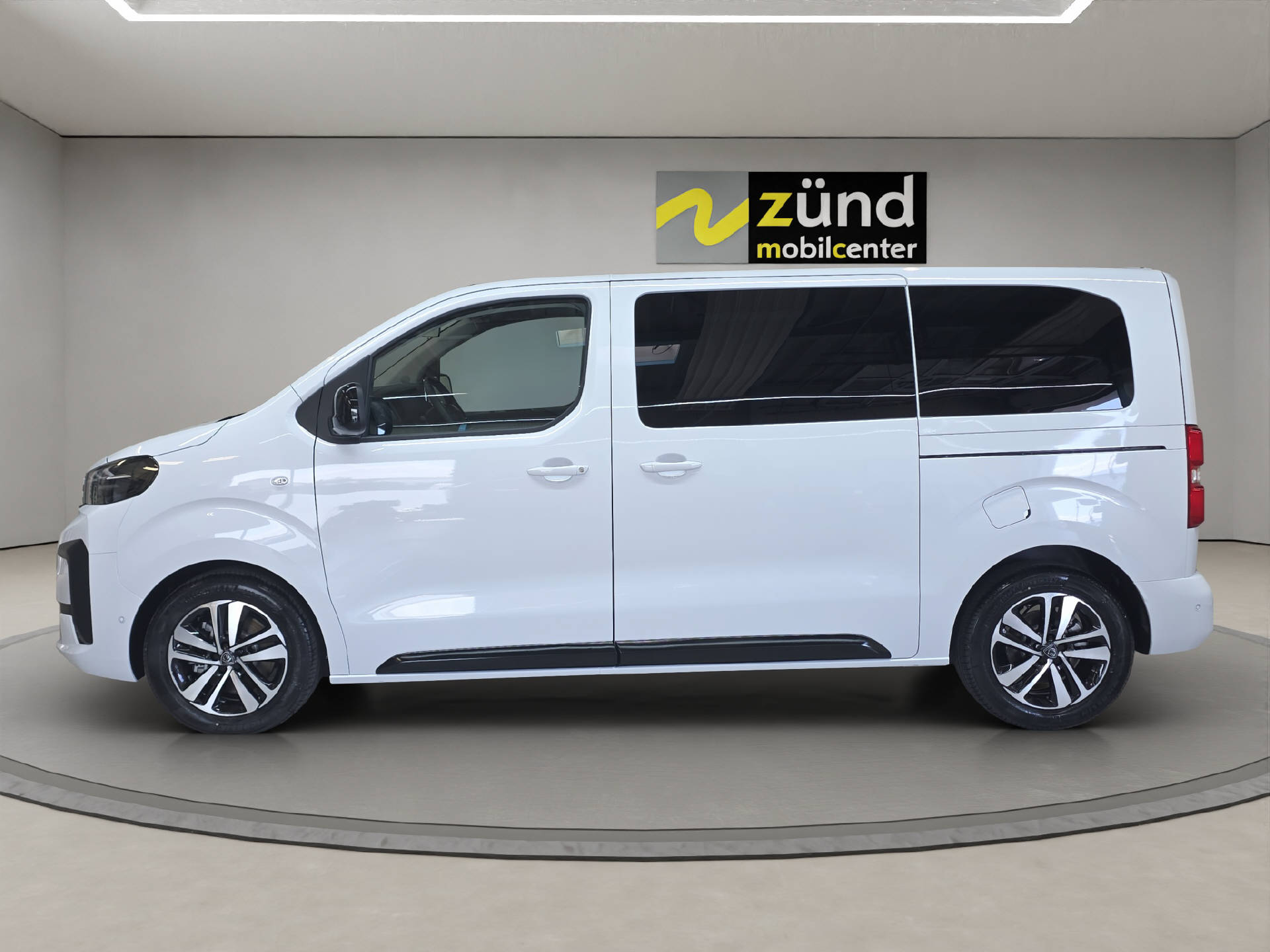 PEUGEOT Traveller Long 2.2 BlueHDi 180 Family Edition S/S-image-2