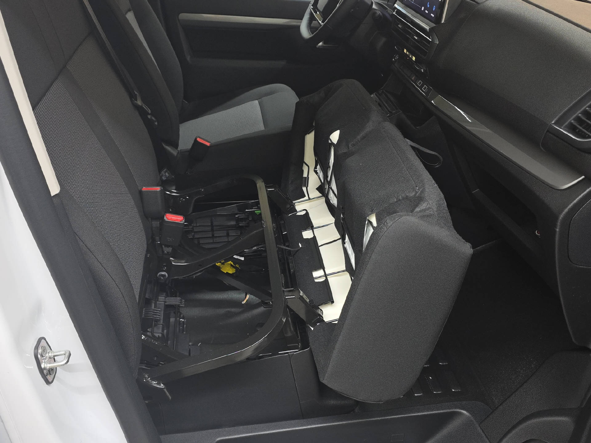 PEUGEOT Traveller Long 2.2 BlueHDi 180 Family Edition S/S-image-15