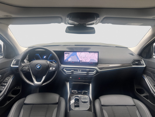 BMW 330e xDrive Steptronic-image-10