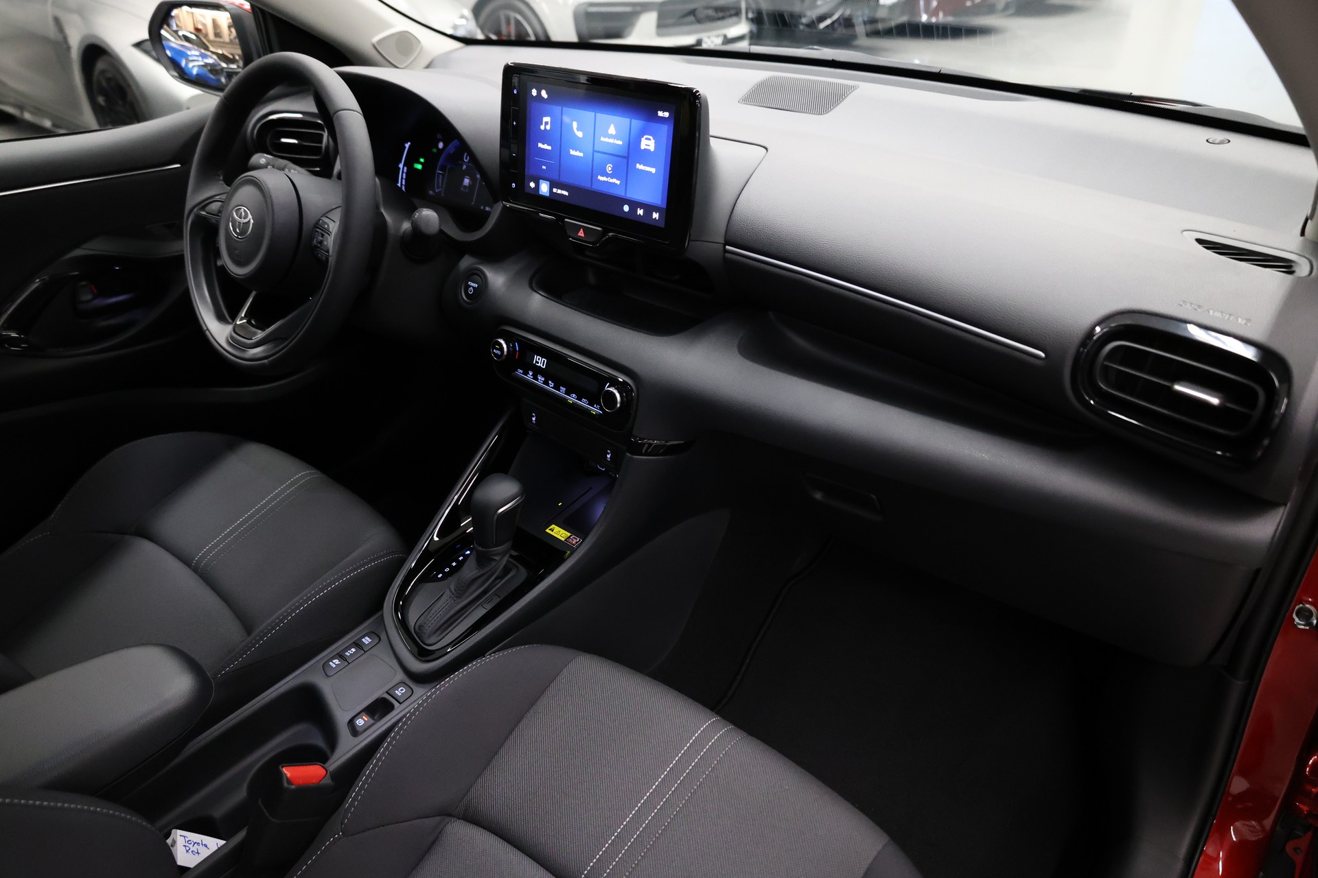 TOYOTA Yaris 1.5 VVT-i HSD Teamplayer-image-24