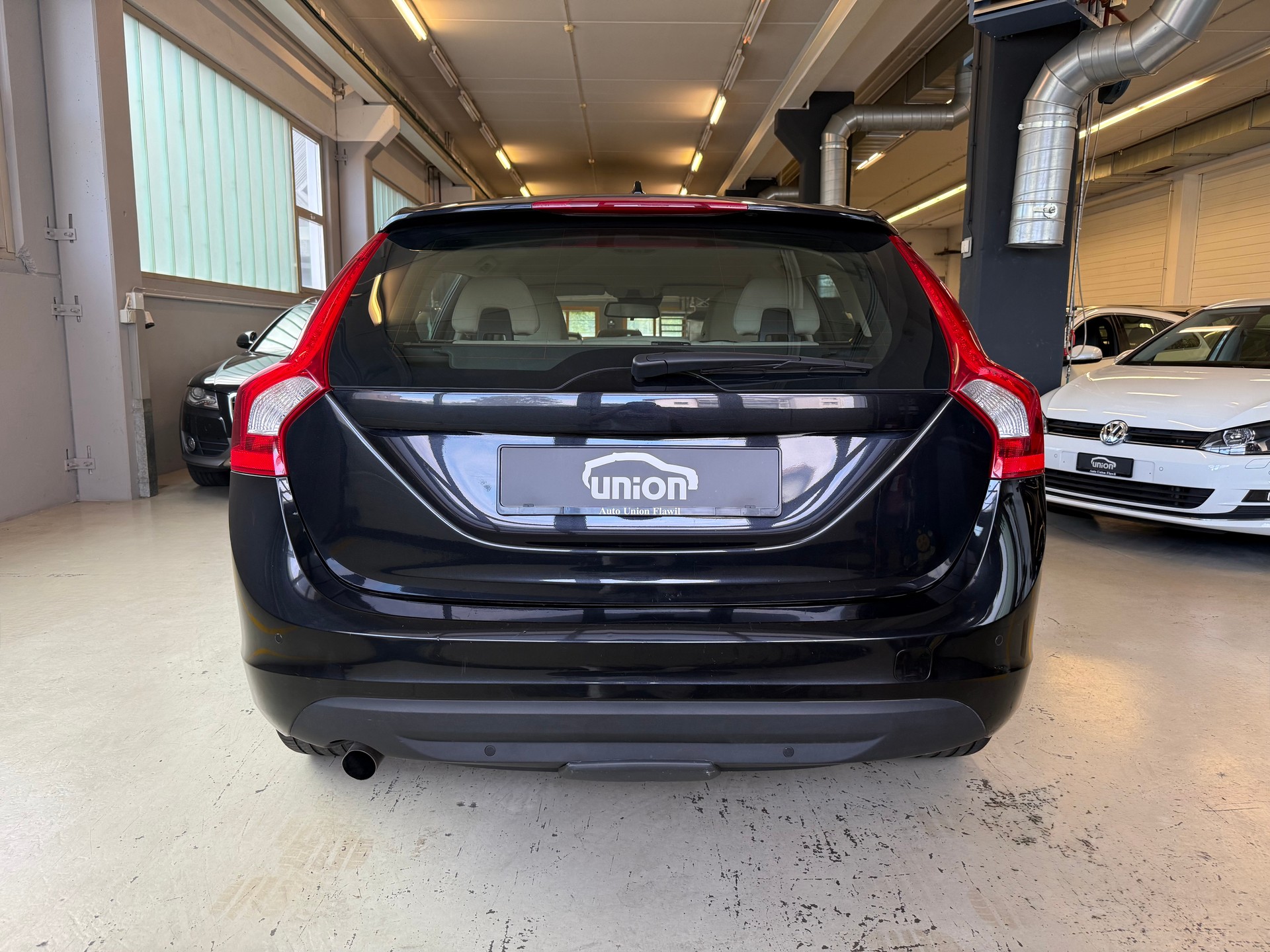 VOLVO V60 D3 Momentum Geartronic-image-7