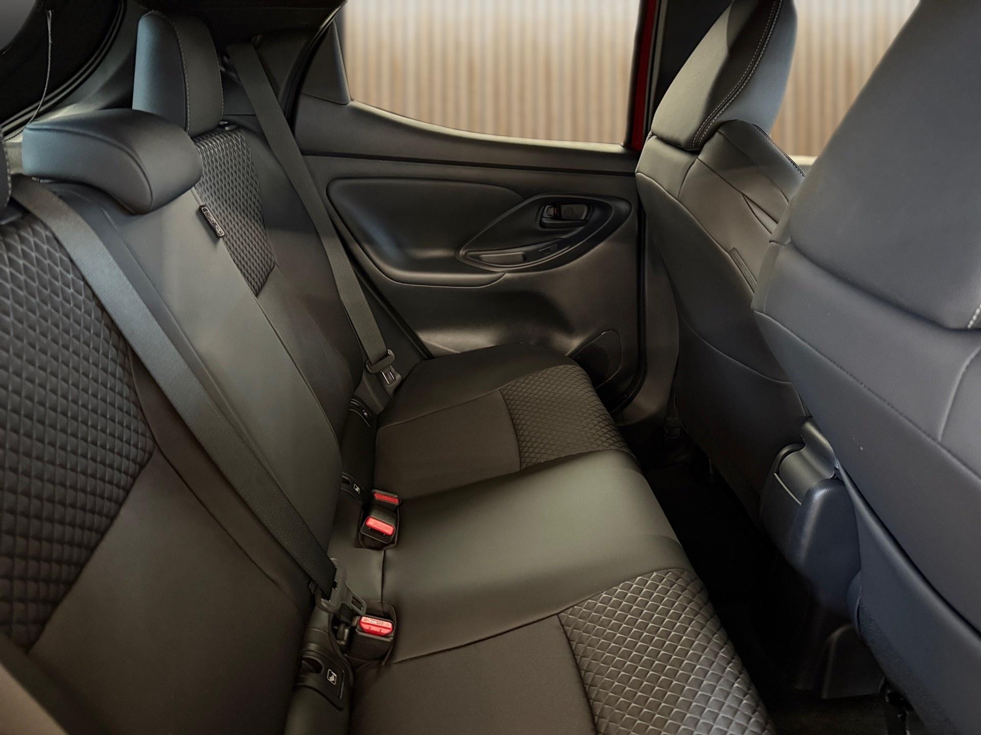 TOYOTA Yaris 1.5 Premium e-CVT-image-12