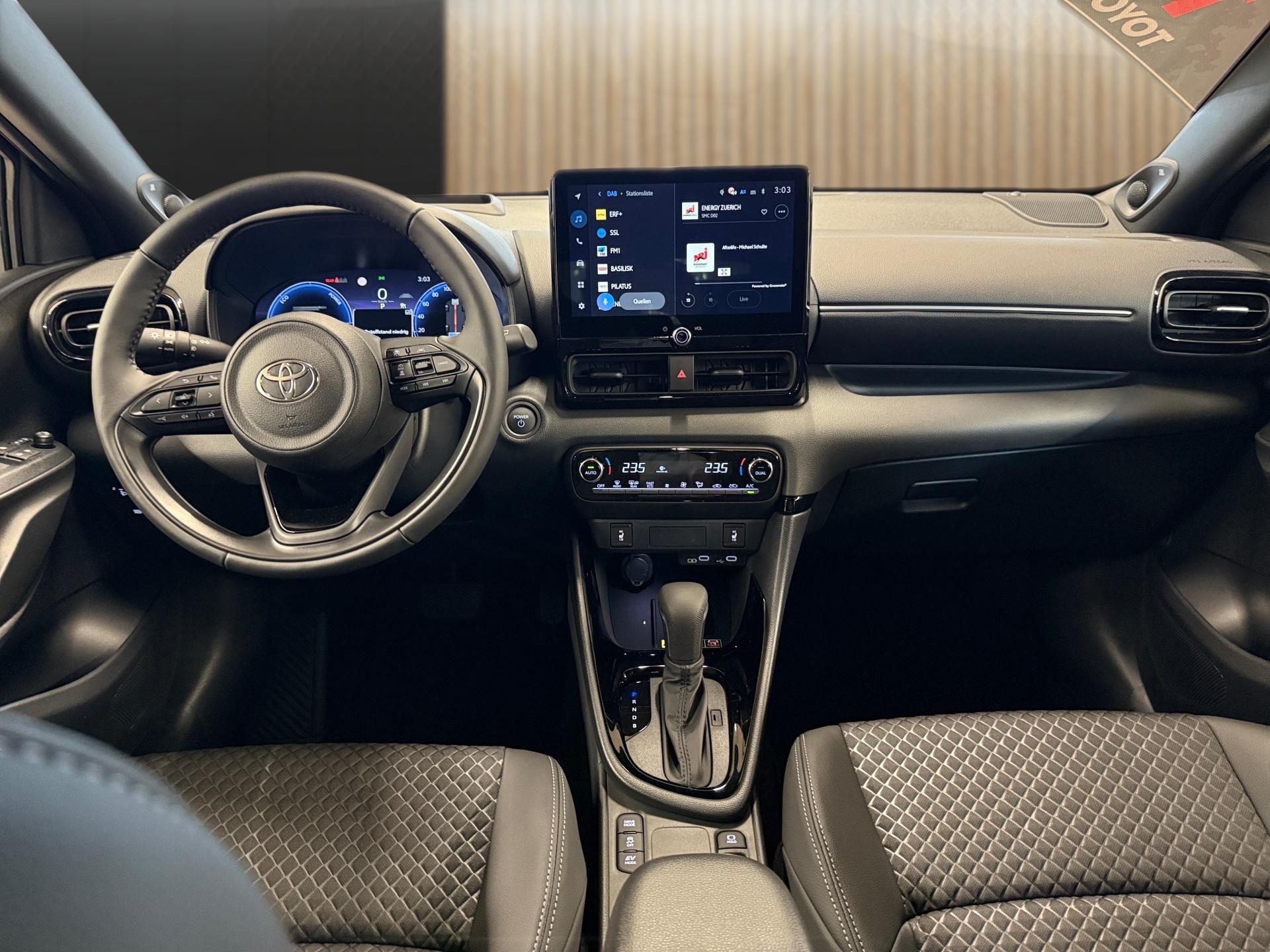 TOYOTA Yaris 1.5 Premium e-CVT-image-11