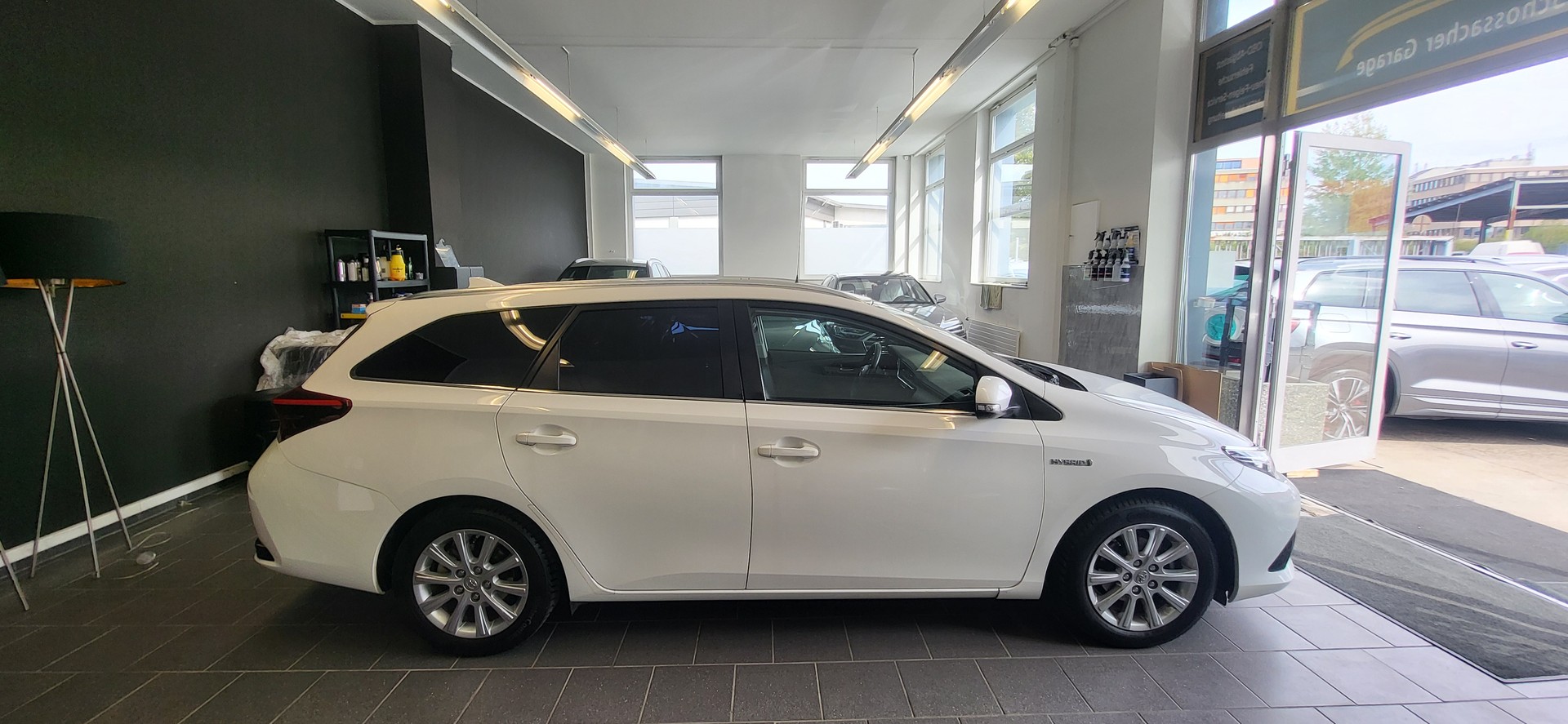 TOYOTA Auris Touring Sports 1.8 HSD Sol e-CVT-showroom-element-3