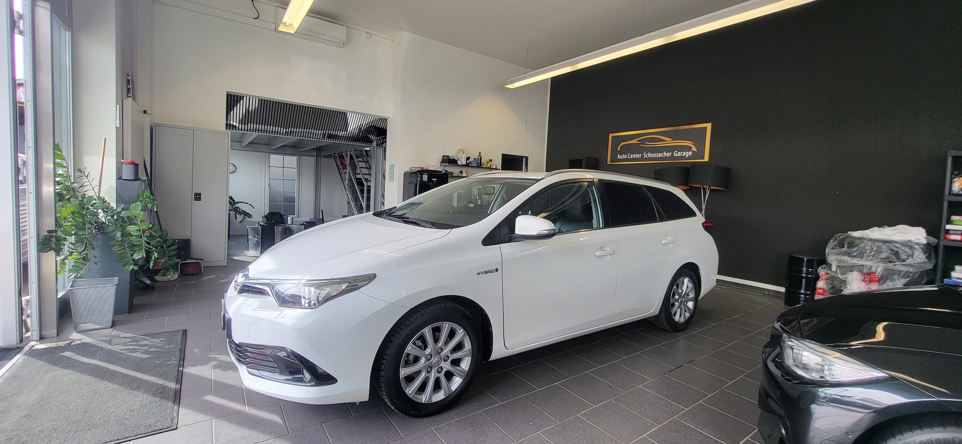 TOYOTA Auris Touring Sports 1.8 HSD Sol e-CVT-showroom-element-1