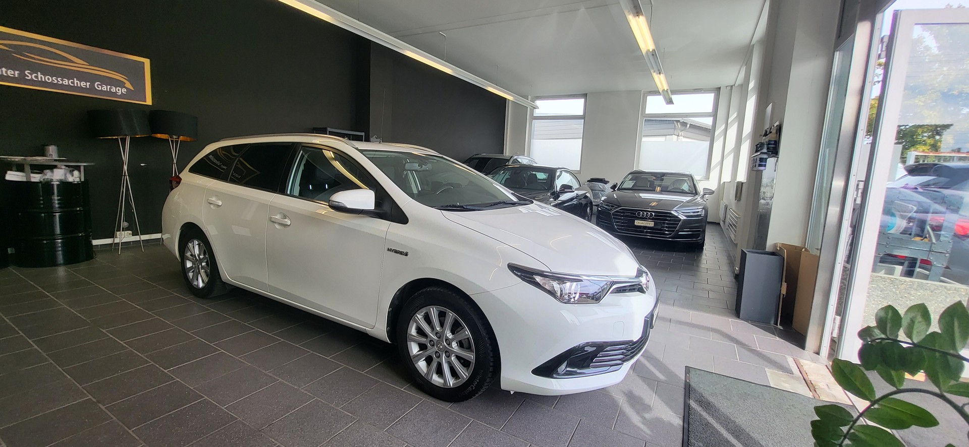 TOYOTA Auris Touring Sports 1.8 HSD Sol e-CVT-showroom-element-2