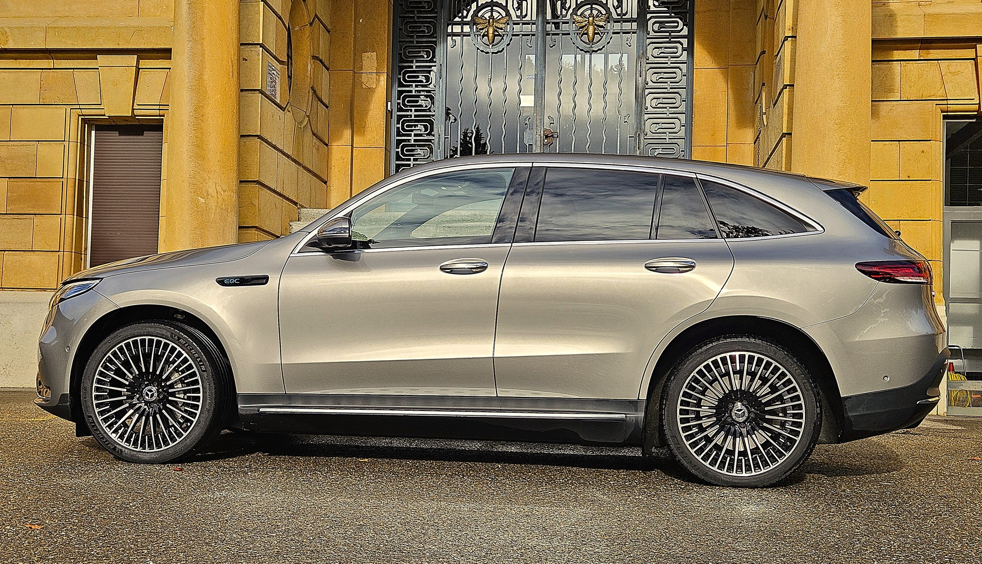 MERCEDES-BENZ EQC 400 AMG Line, Parfait état! services Mercedes, garantie 12 mois, couleur rare "Champagne", Crochet, vitrage acoustique
