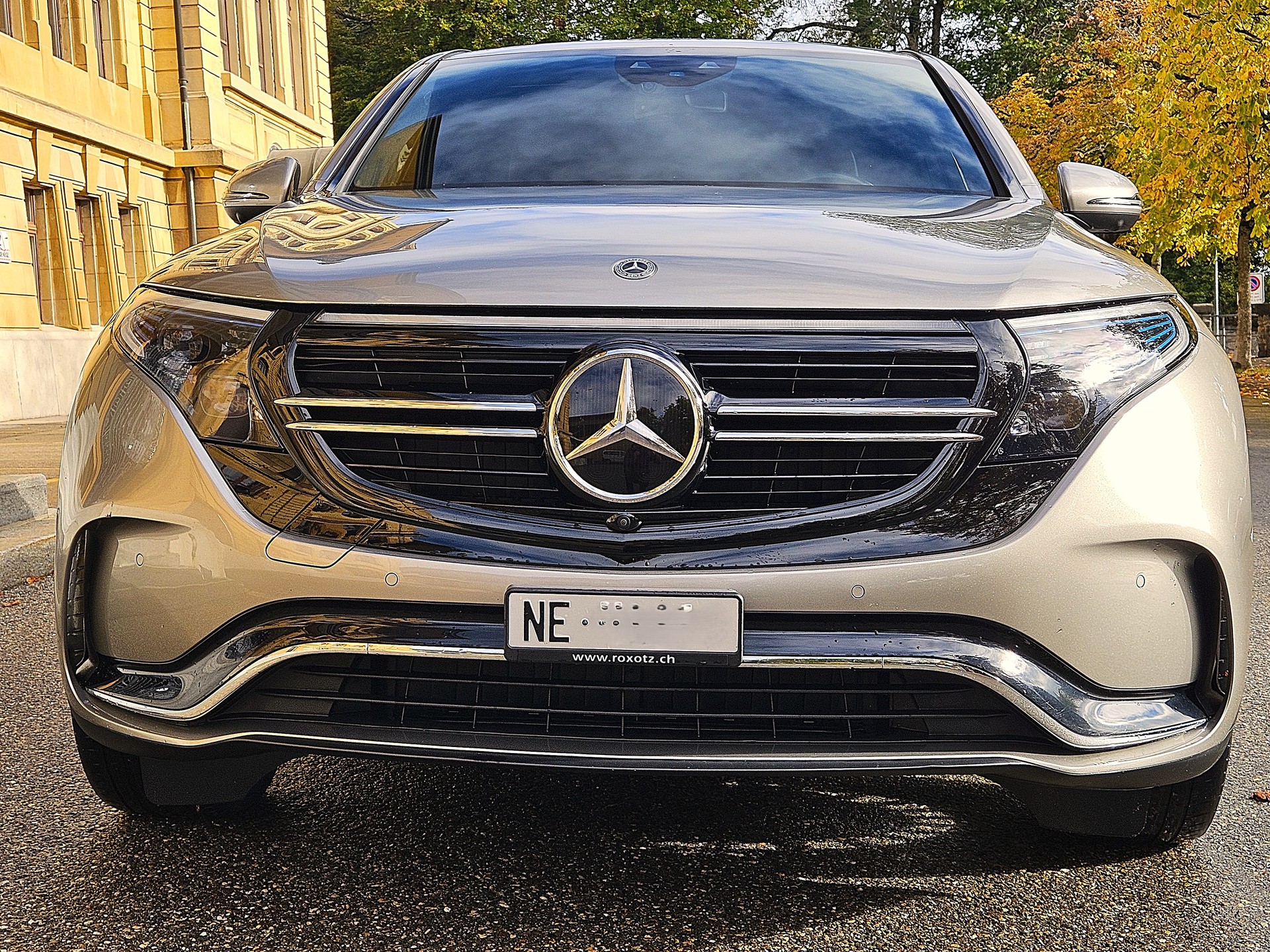 MERCEDES-BENZ EQC 400 AMG Line, Parfait état! services Mercedes, garantie 12 mois, couleur rare "Champagne", Crochet, vitrage acoustique-image-2