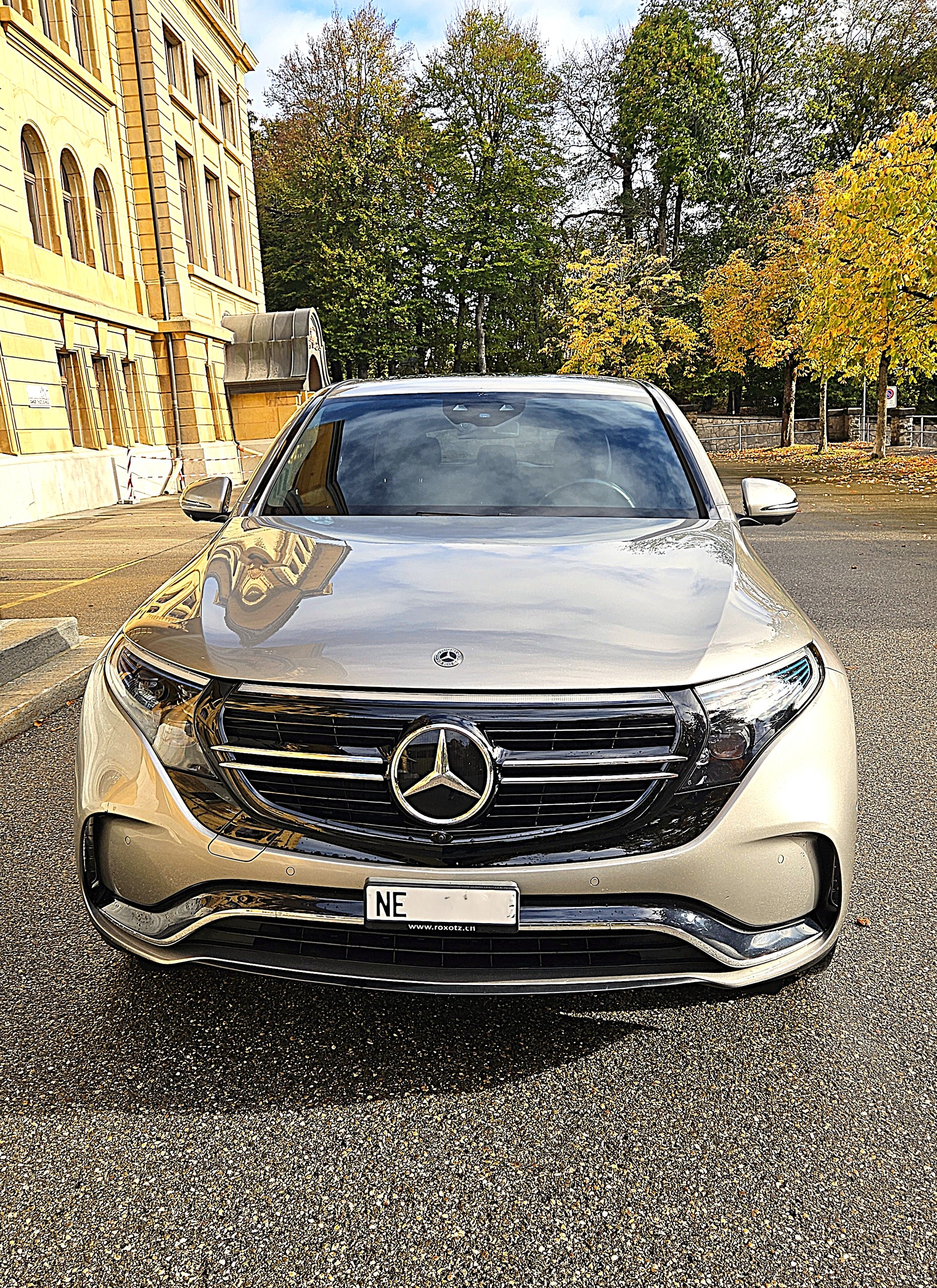 MERCEDES-BENZ EQC 400 AMG Line, Parfait état! services Mercedes, garantie 12 mois, couleur rare "Champagne", Crochet, vitrage acoustique-image-1