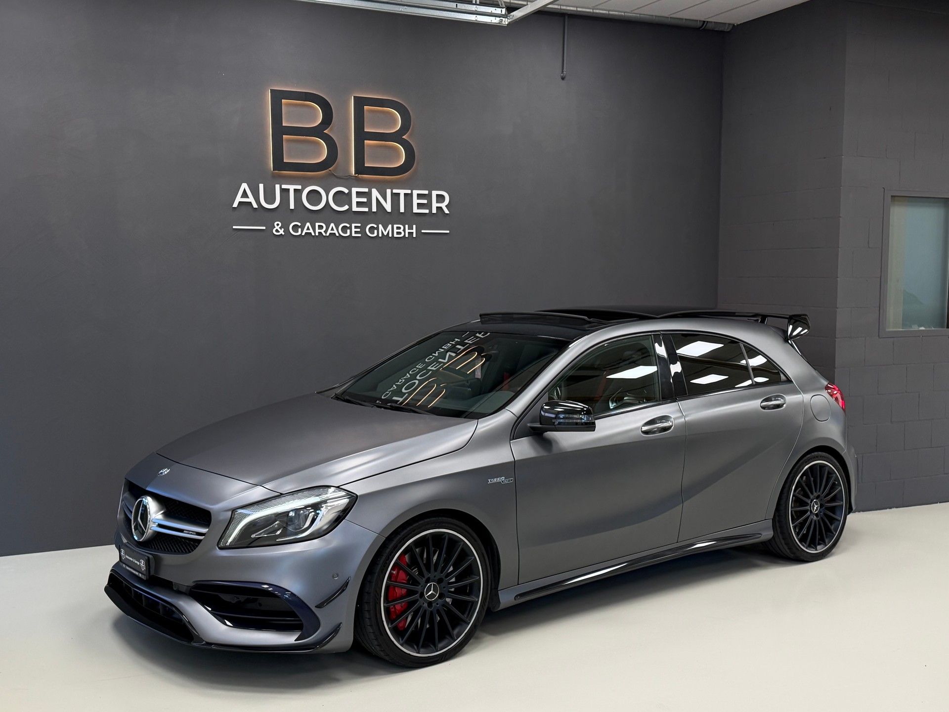 MERCEDES-BENZ A 45 AMG 4Matic Speedshift 7G-DCT **Desingno Mountaingrau Magno**-showroom-element-1