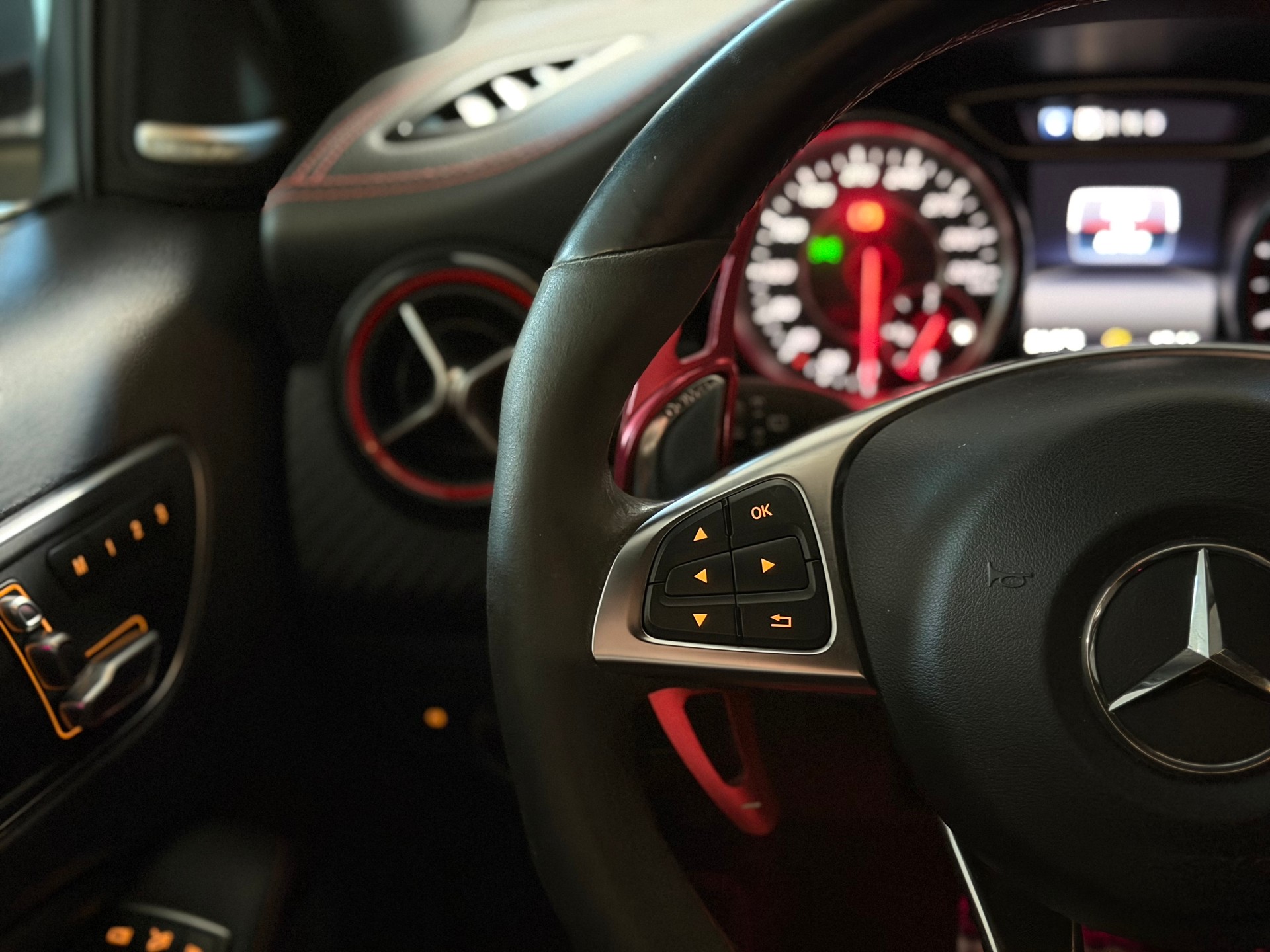 MERCEDES-BENZ A 45 AMG 4Matic Speedshift 7G-DCT **Desingno Mountaingrau Magno**-image-23