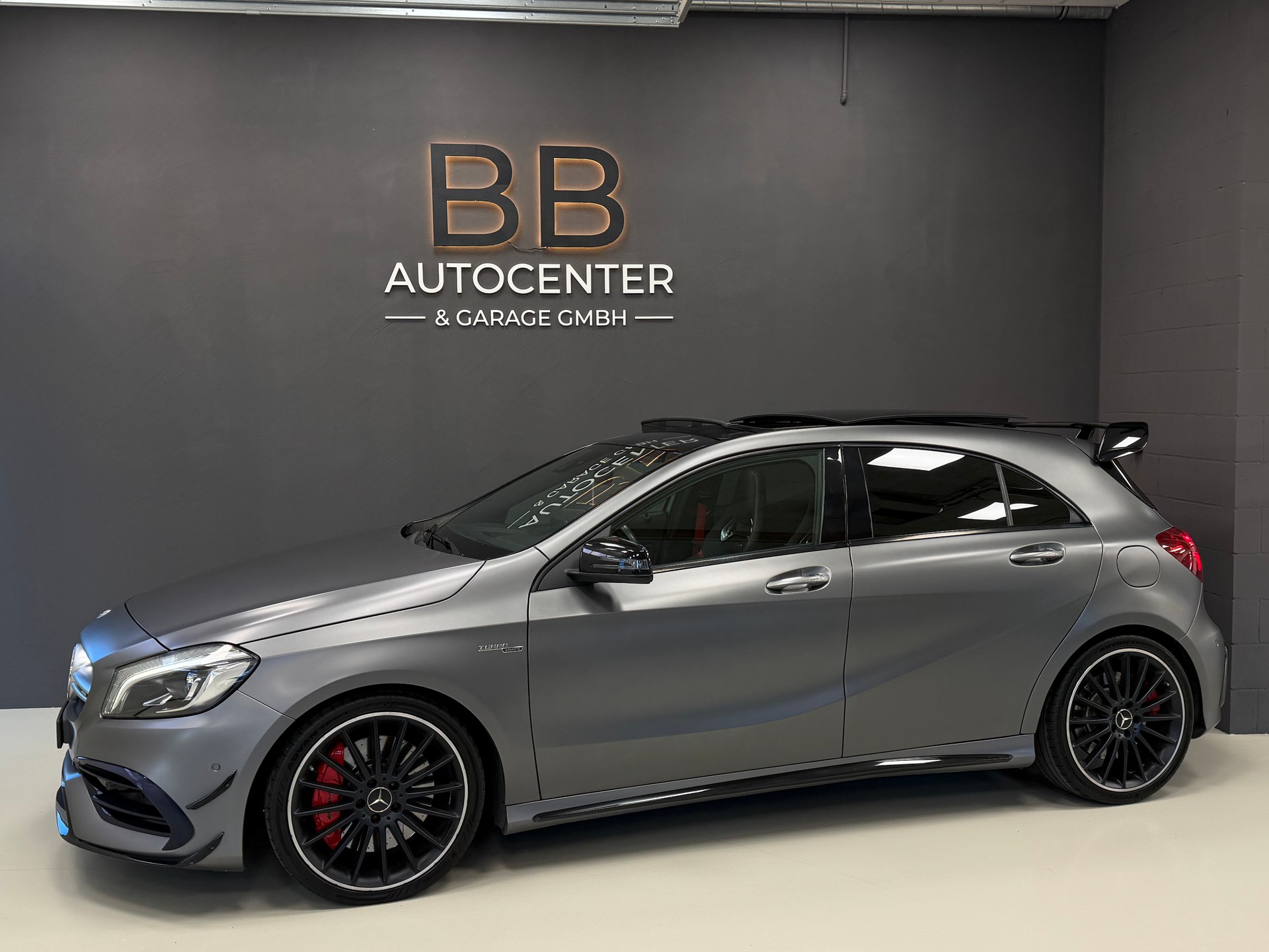 MERCEDES-BENZ A 45 AMG 4Matic Speedshift 7G-DCT **Desingno Mountaingrau Magno**-showroom-element-2
