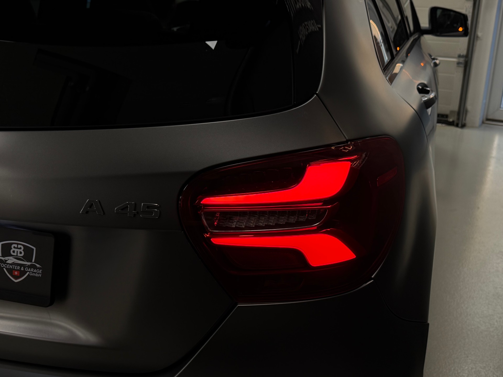 MERCEDES-BENZ A 45 AMG 4Matic Speedshift 7G-DCT **Desingno Mountaingrau Magno**-image-6