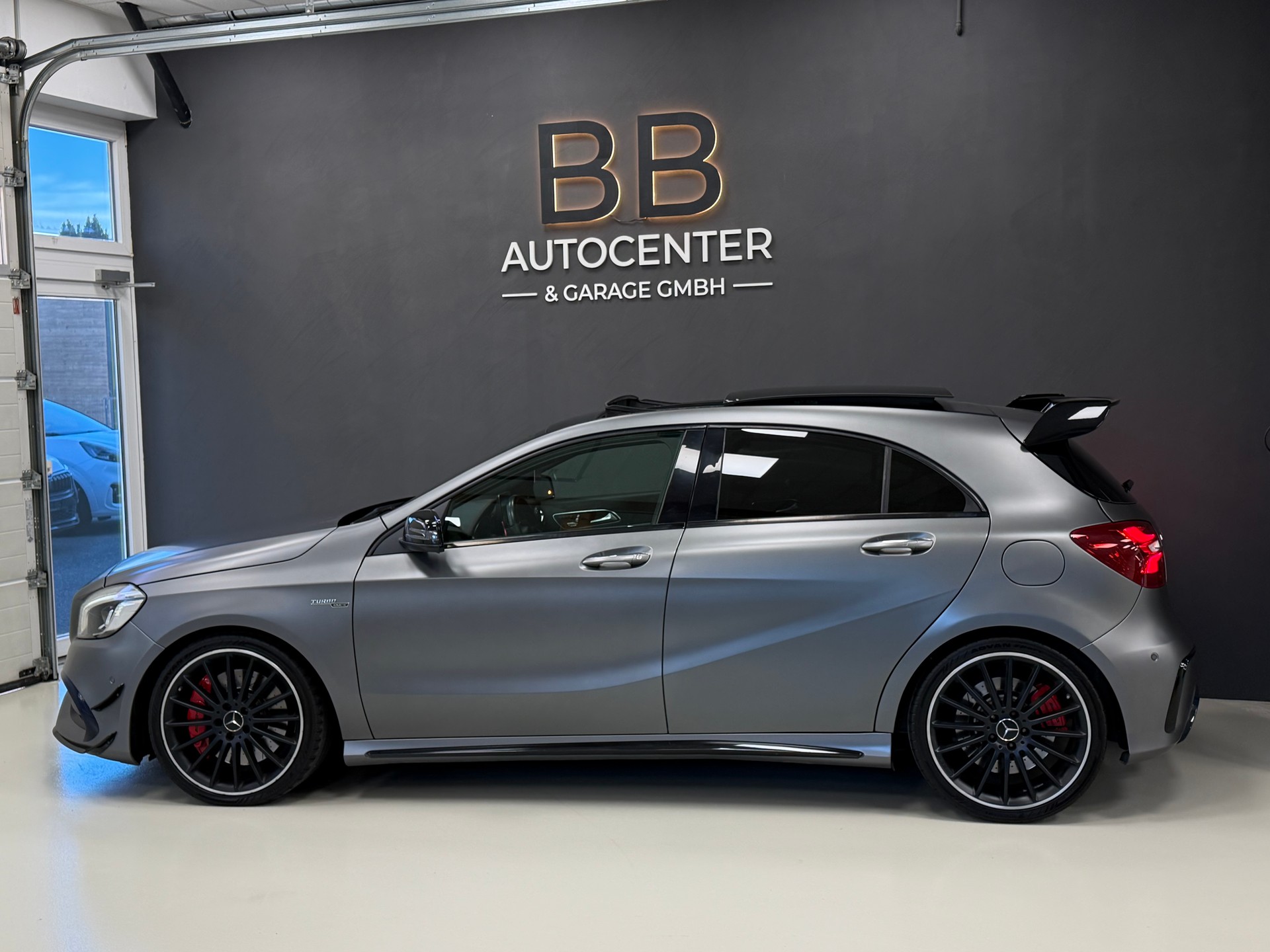 MERCEDES-BENZ A 45 AMG 4Matic Speedshift 7G-DCT **Desingno Mountaingrau Magno**-showroom-element-3