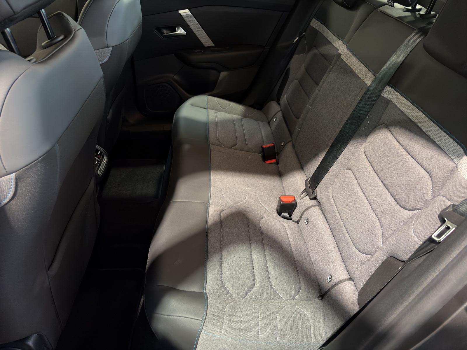 CITROEN C4 X 1.2 PureTech Swiss Editio-image-4