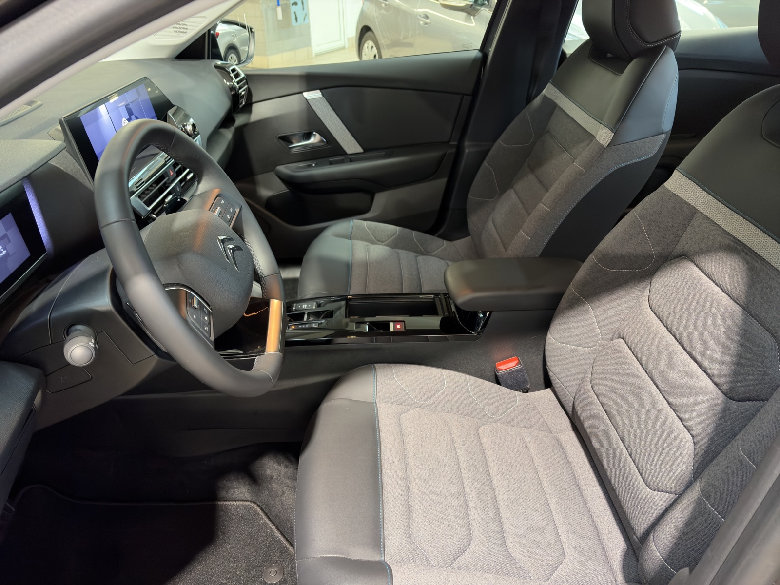 CITROEN C4 X 1.2 PureTech Swiss Editio-showroom-element-3