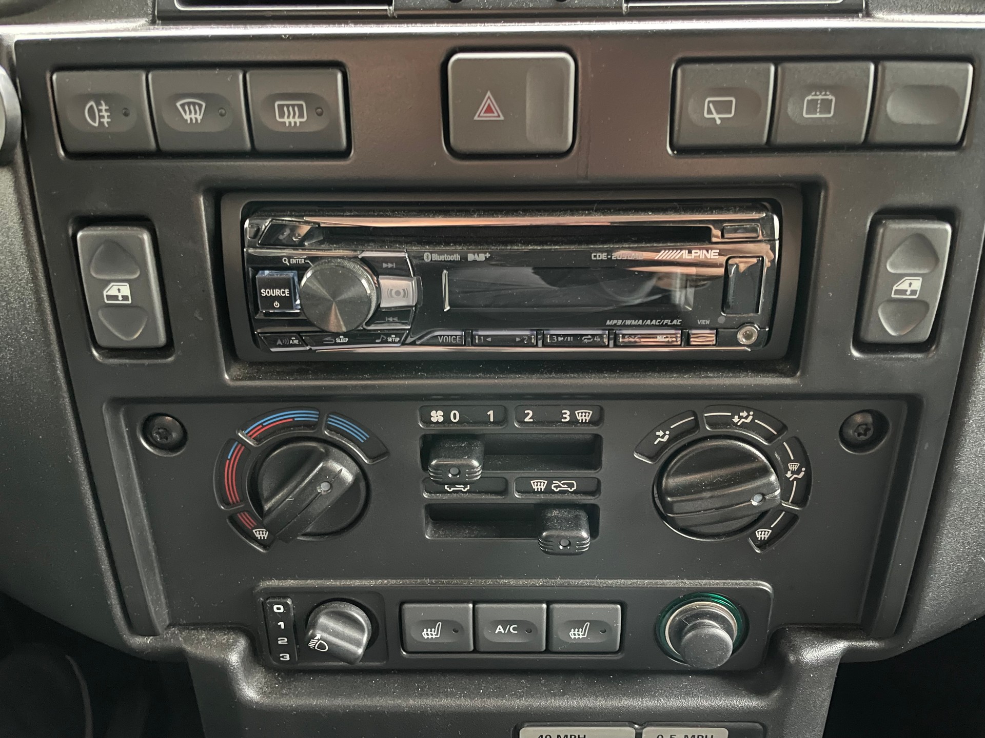 LAND ROVER Defender 110 2.4 TD4 Station Wagon-image-15
