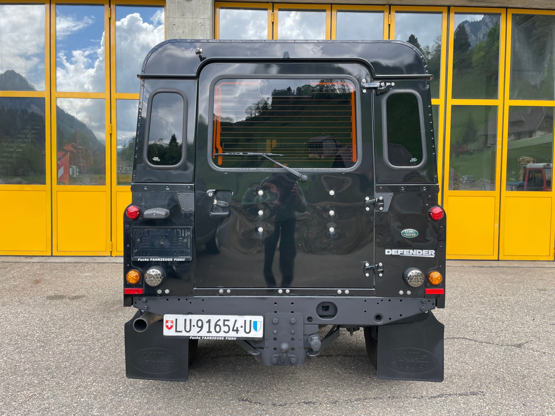 LAND ROVER Defender 110 2.4 TD4 Station Wagon-image-4