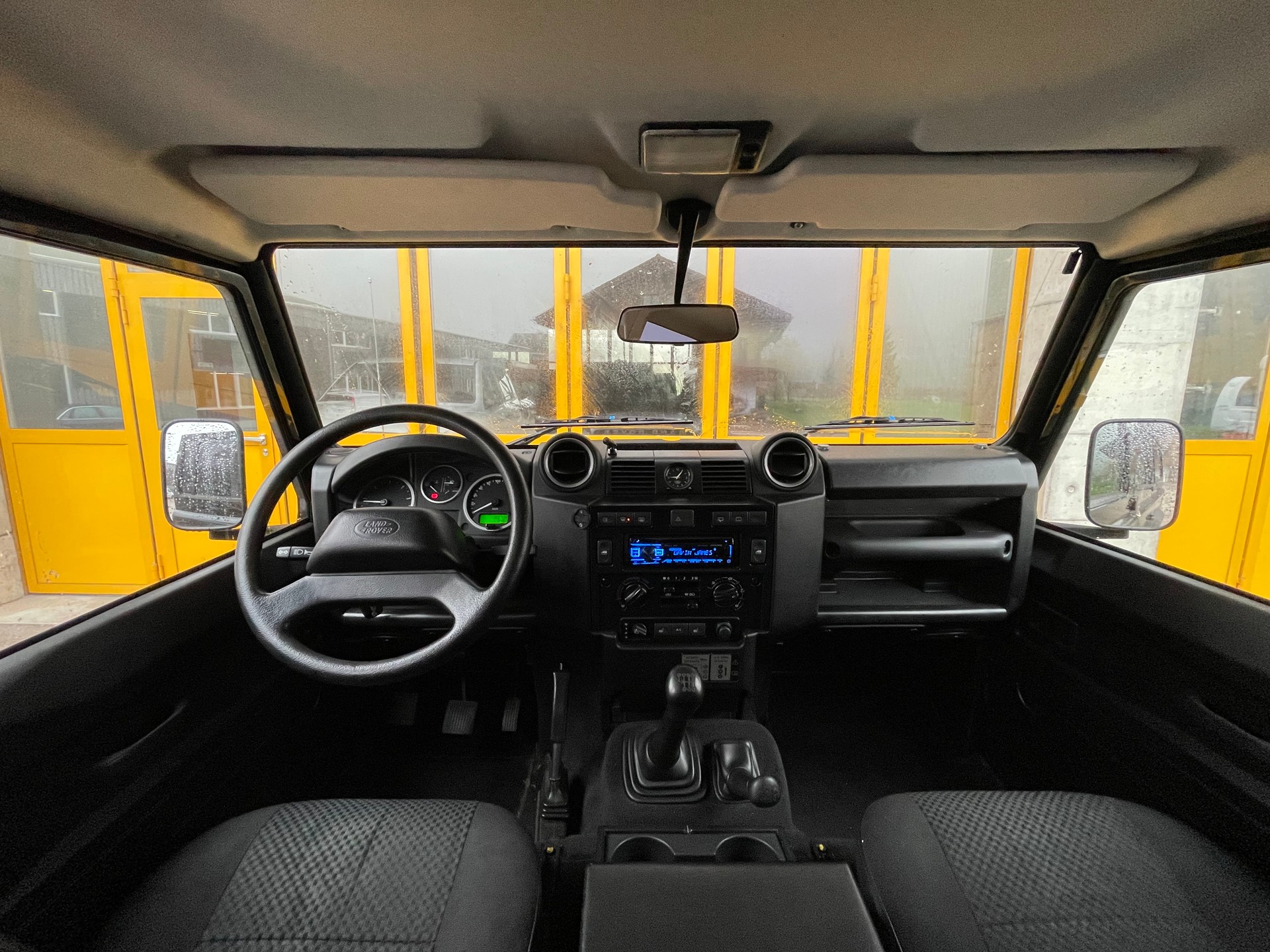 LAND ROVER Defender 110 2.4 TD4 Station Wagon-image-13