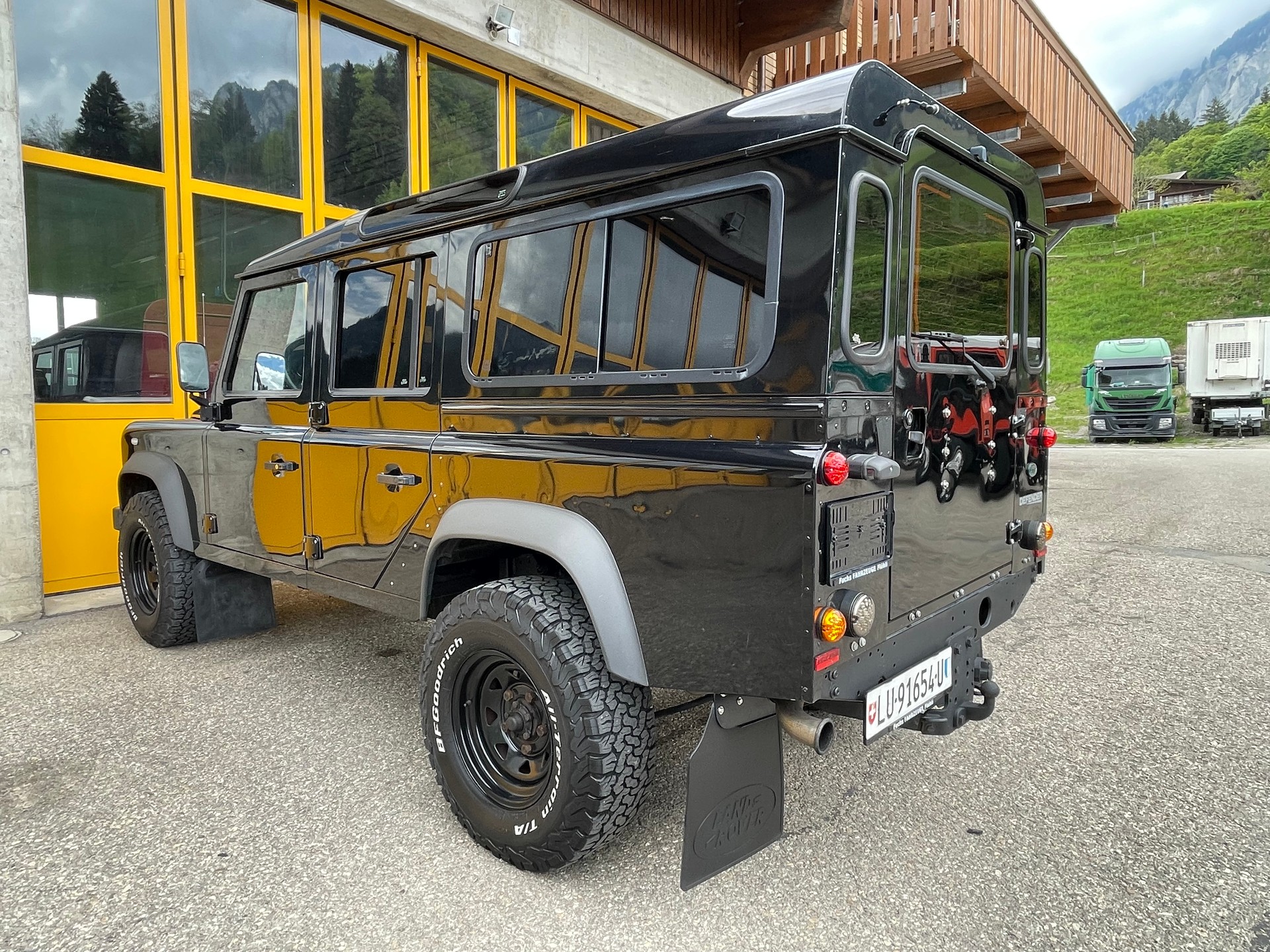 LAND ROVER Defender 110 2.4 TD4 Station Wagon-image-3