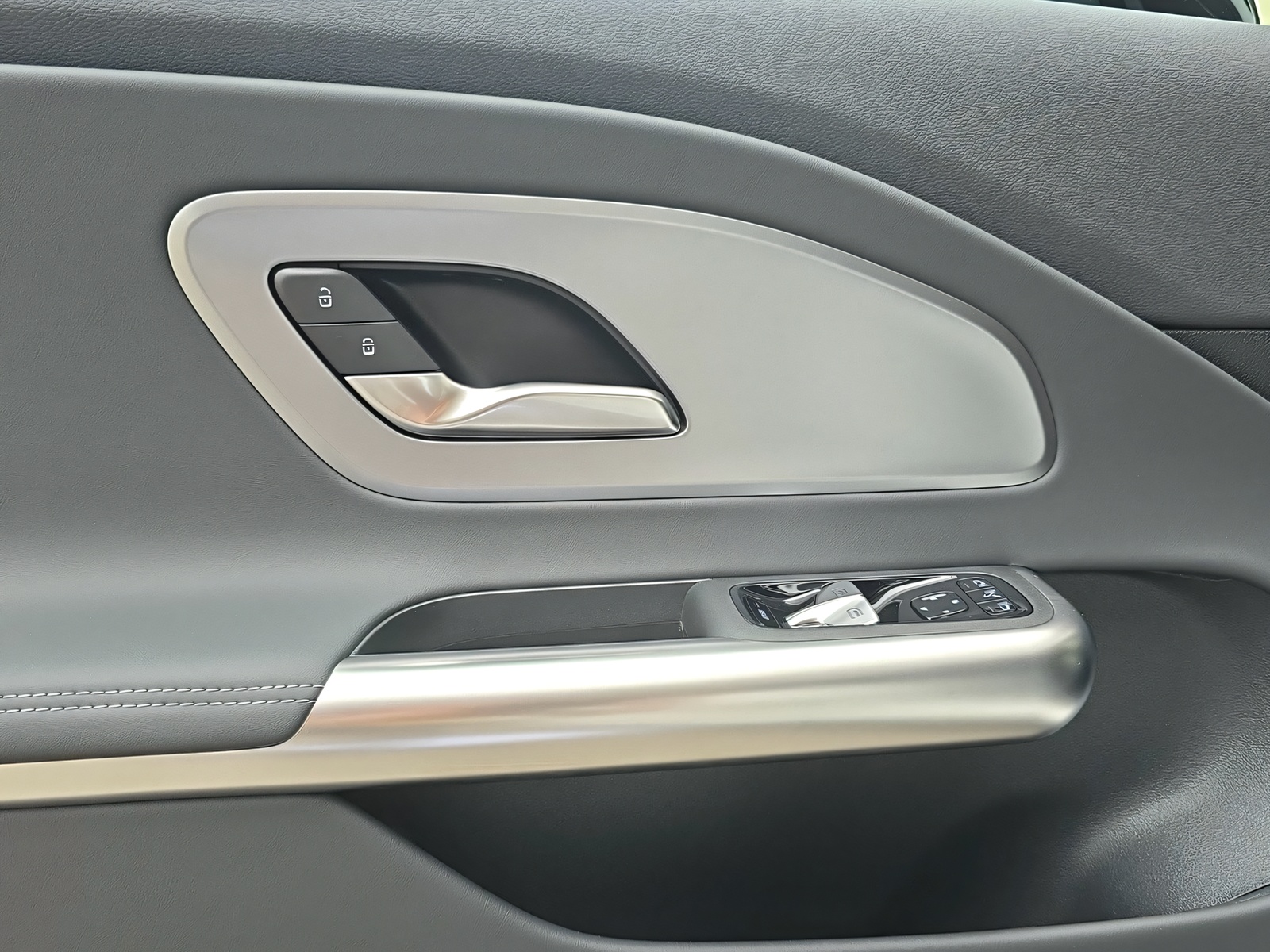 MERCEDES-BENZ CLA 220 4Matic-image-11
