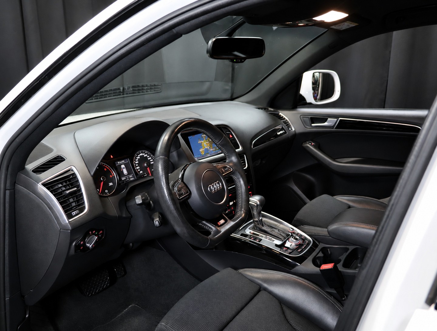 AUDI Q5 2.0 TDI S-tronic-showroom-element-2
