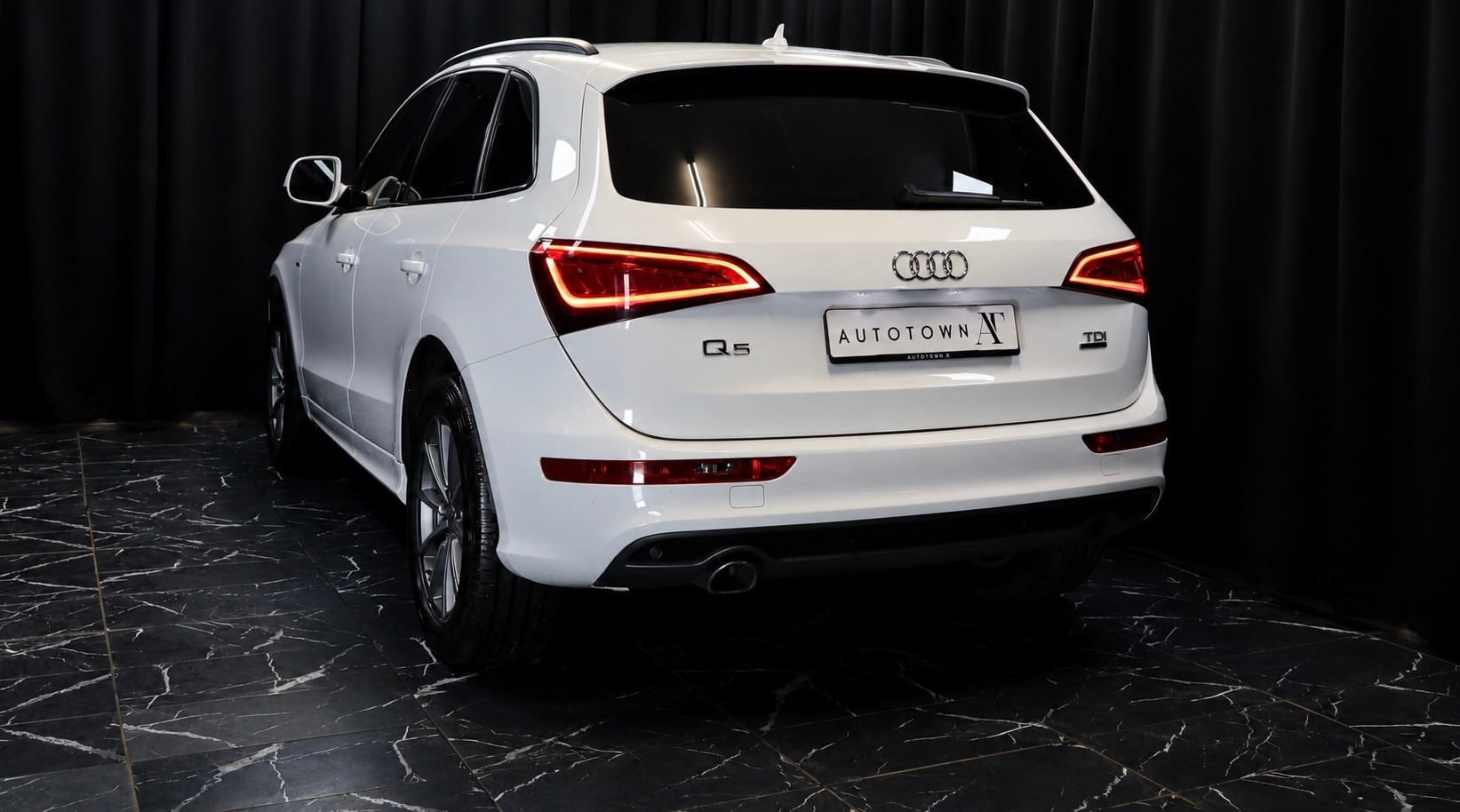 AUDI Q5 2.0 TDI S-tronic-showroom-element-1