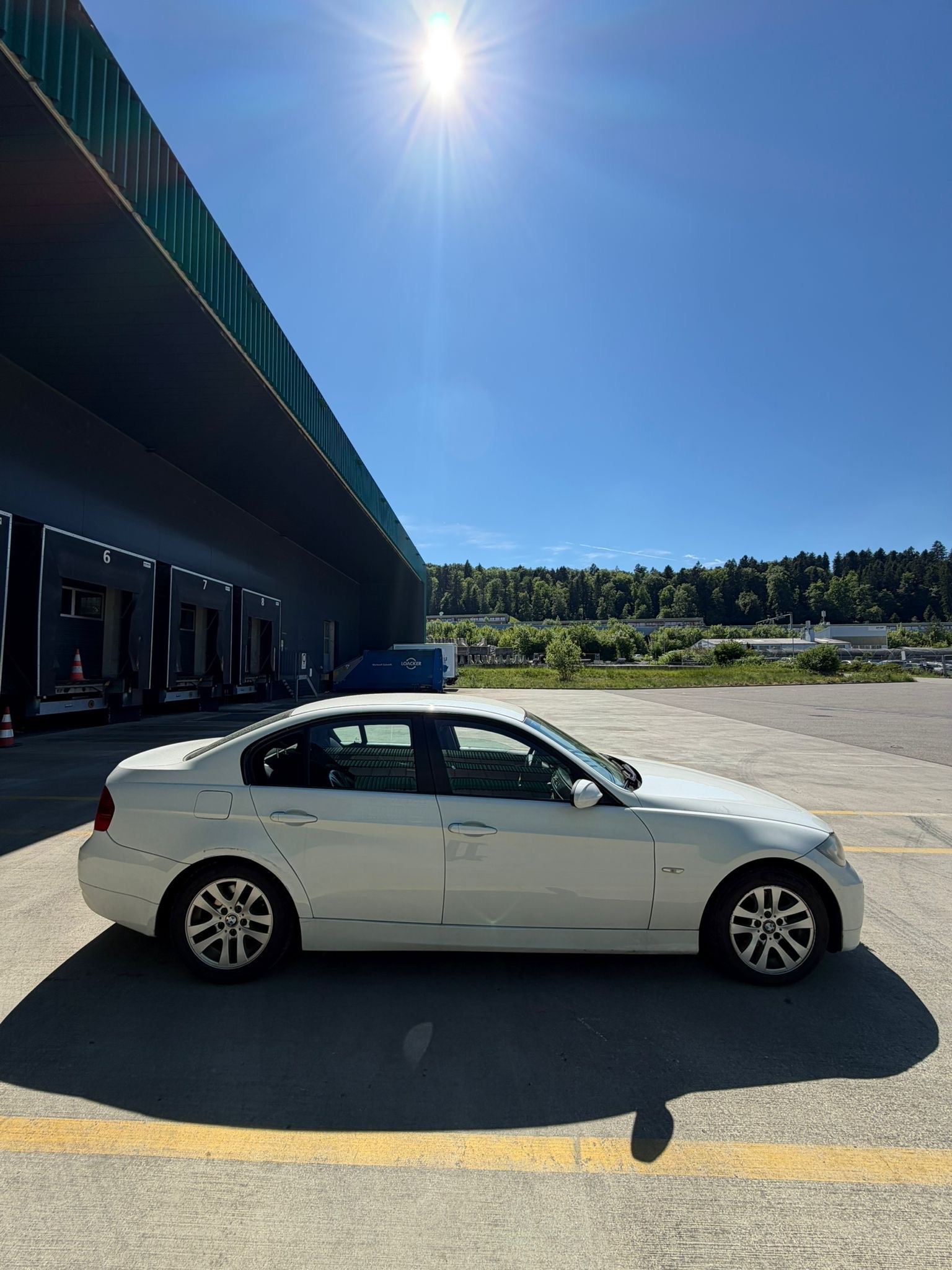 BMW 320i-image-2