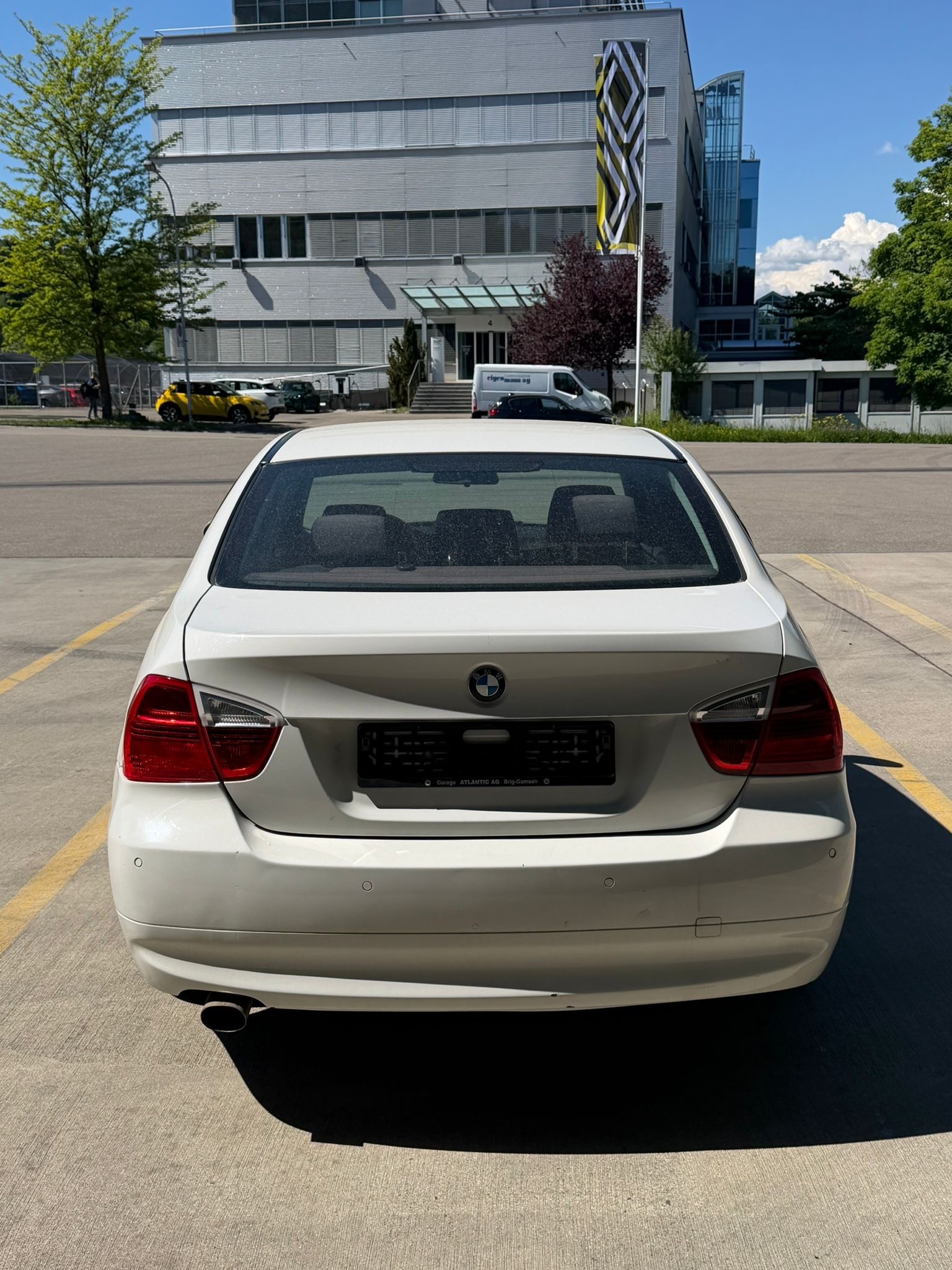 BMW 320i-image-3