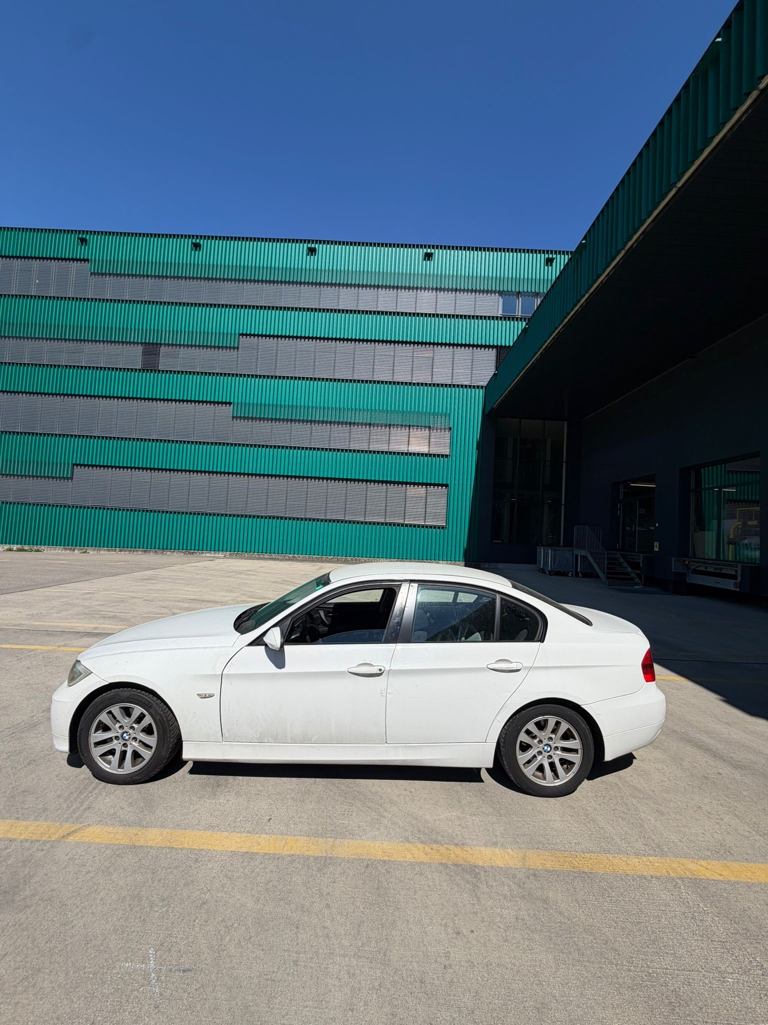 BMW 320i-image-1