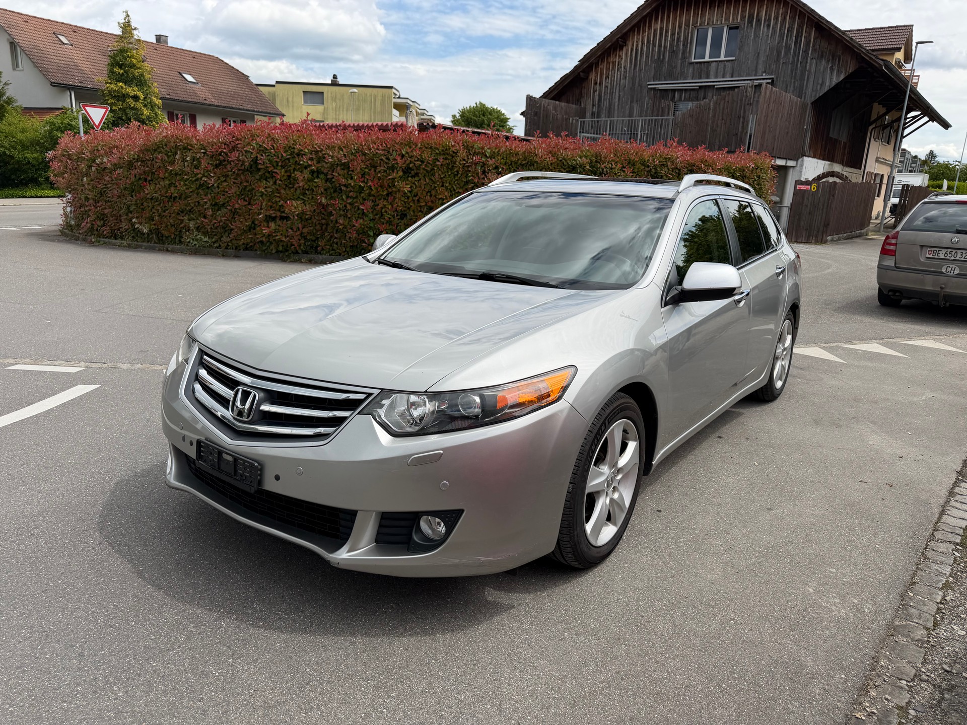 HONDA Accord Tourer 2.0i 16V Executive-frisch ab Mfk