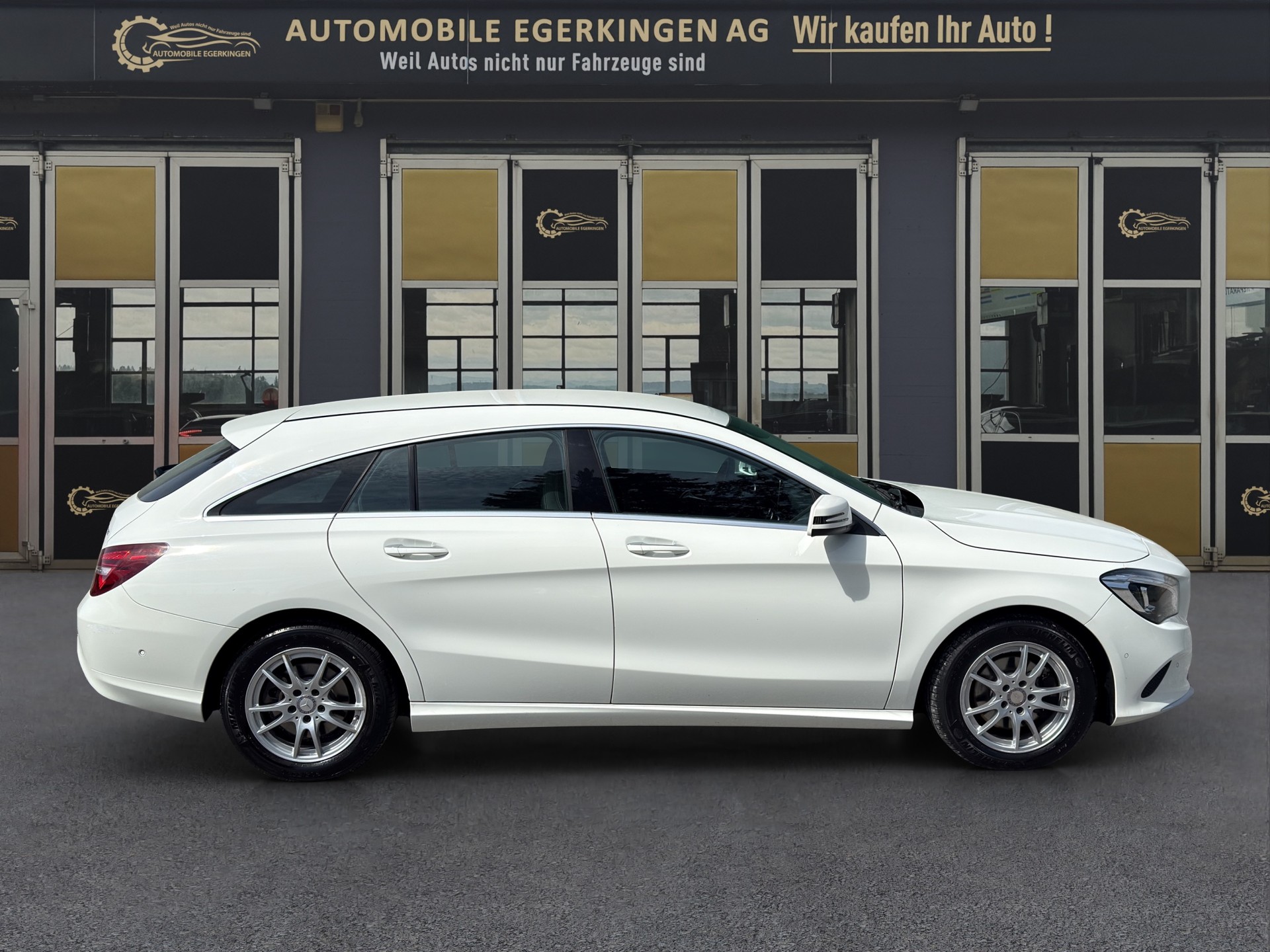 MERCEDES-BENZ CLA Shooting Br 200 d Swiss Star Edition 4M-showroom-element-3