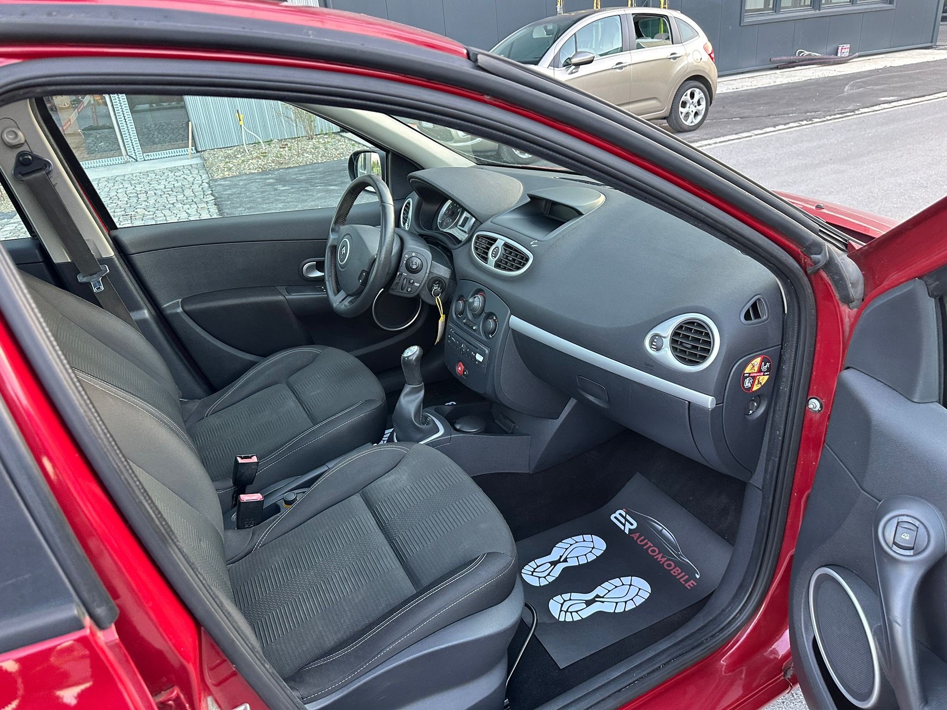 RENAULT Clio 1.2 16V Turbo Rip Curl-image-9