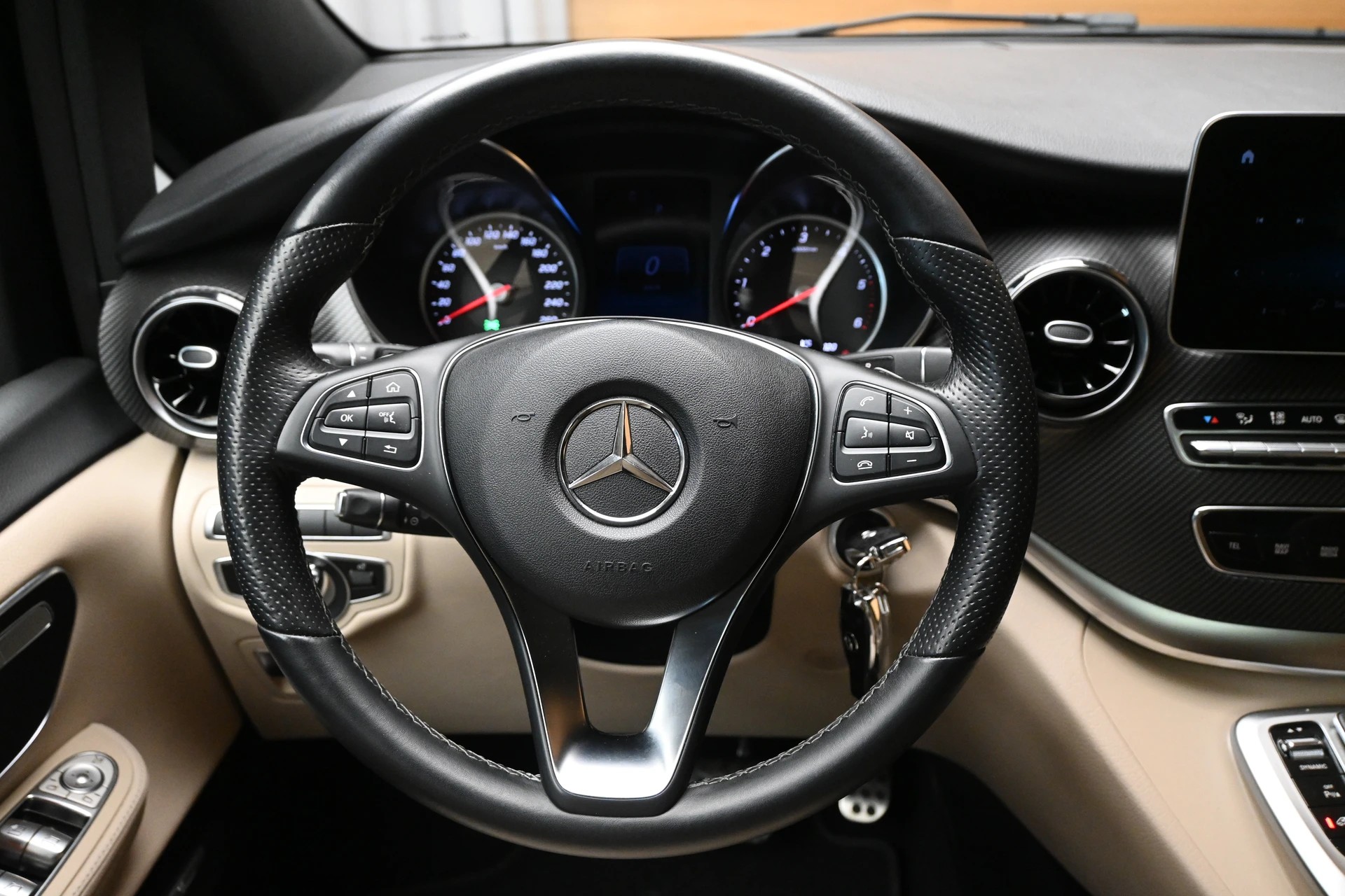 MERCEDES-BENZ V 300 d extralang AMG-Line 4Matic 9G-Tronic-image-9