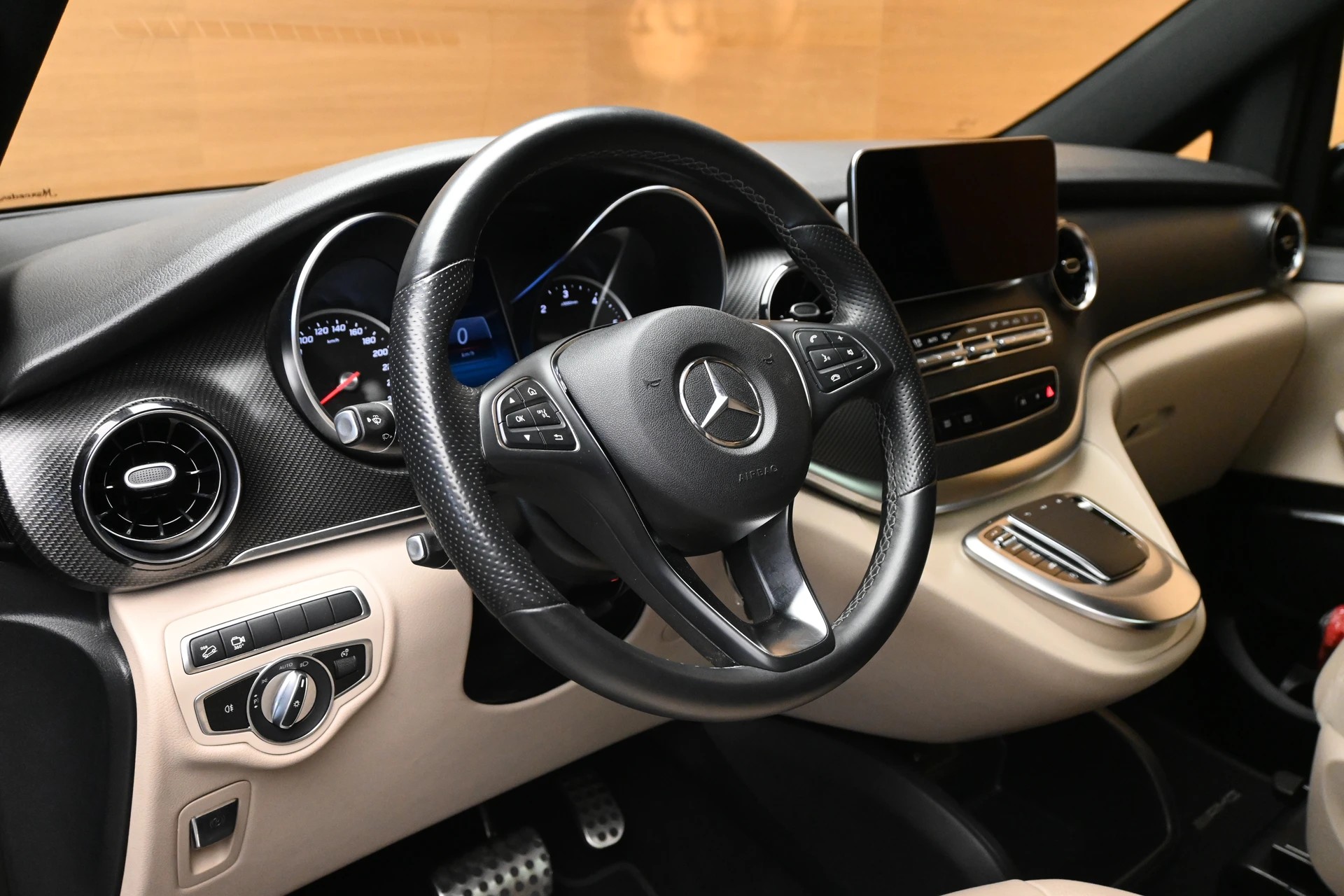 MERCEDES-BENZ V 300 d extralang AMG-Line 4Matic 9G-Tronic-image-7