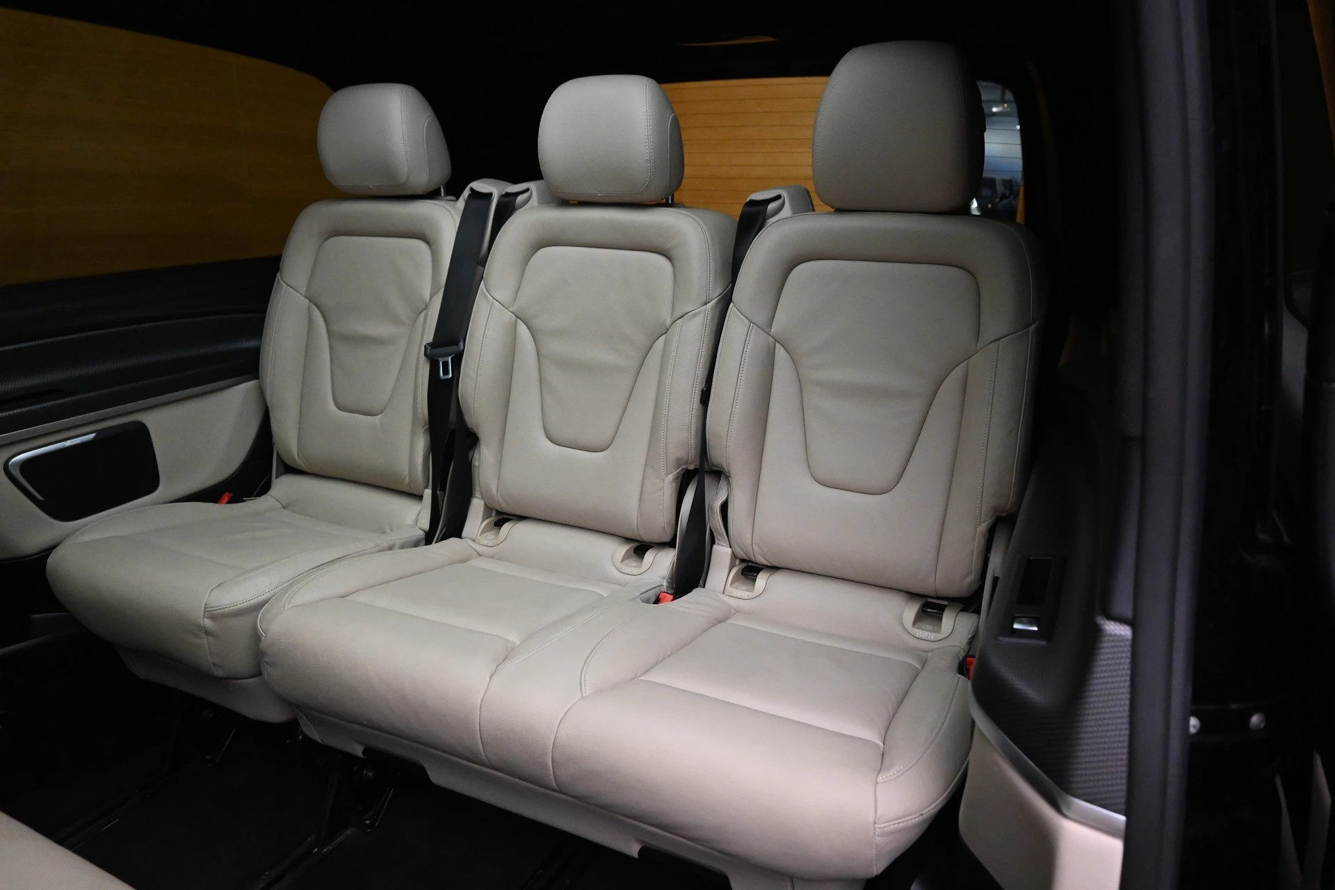 MERCEDES-BENZ V 300 d extralang AMG-Line 4Matic 9G-Tronic-image-5