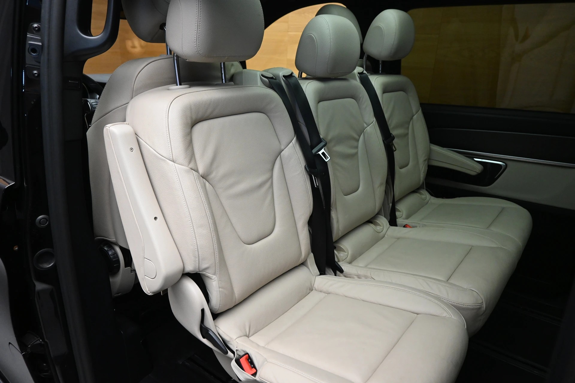 MERCEDES-BENZ V 300 d extralang AMG-Line 4Matic 9G-Tronic-image-6