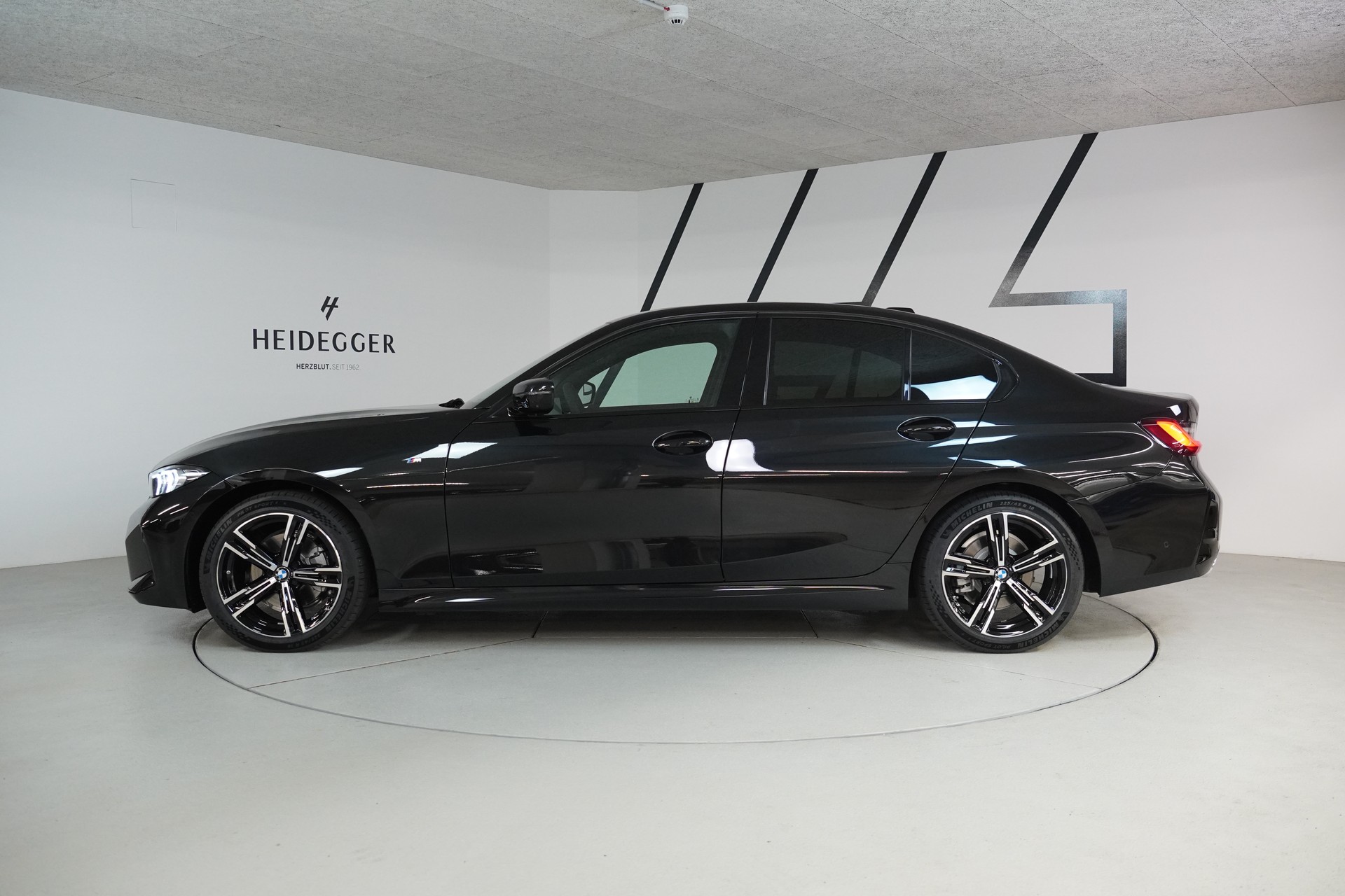 BMW 320d xDrive 48V Steptronic M Sport-showroom-element-3