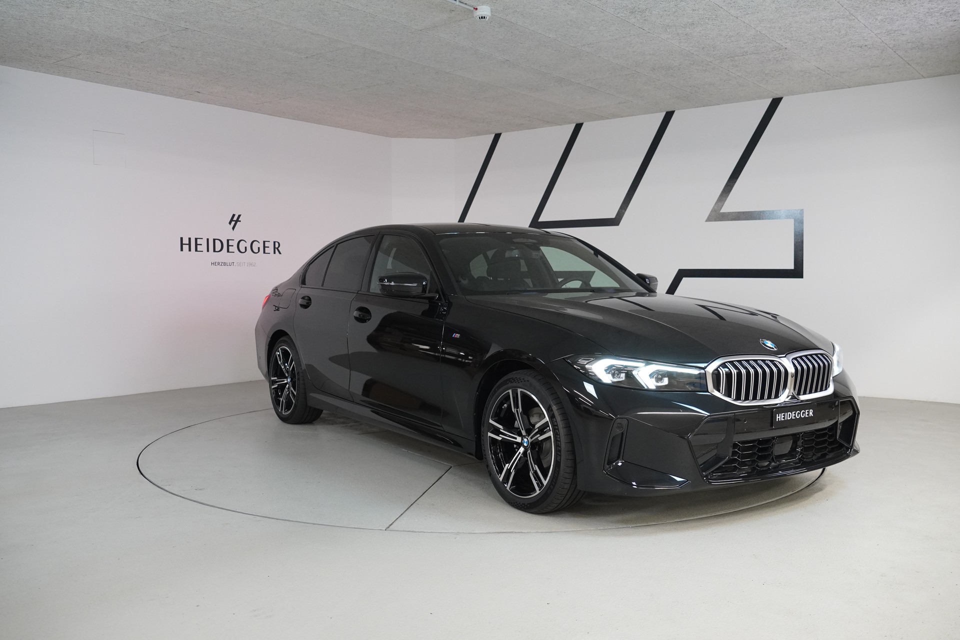 BMW 320d xDrive 48V Steptronic M Sport-showroom-element-2