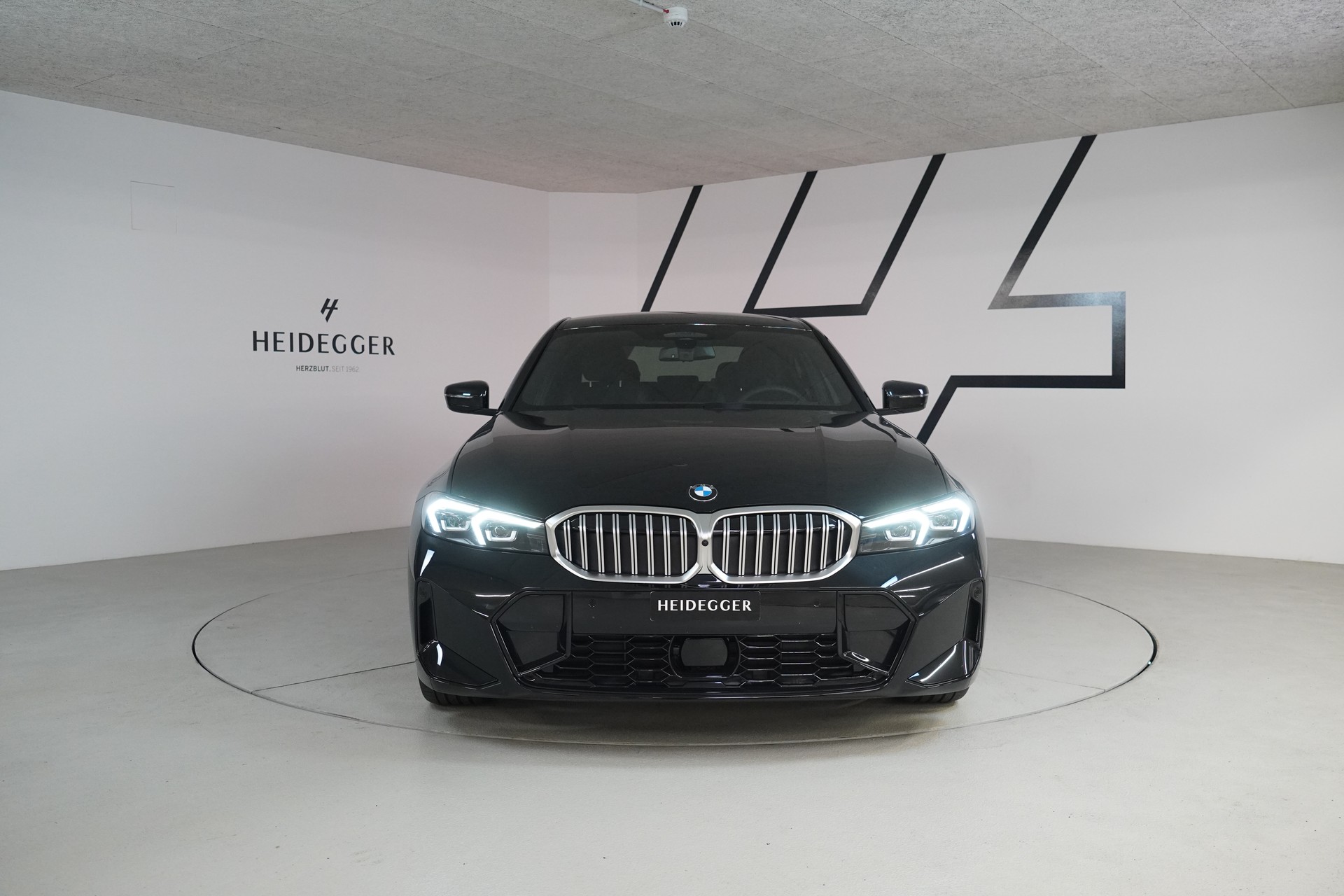 BMW 320d xDrive 48V Steptronic M Sport-showroom-element-1