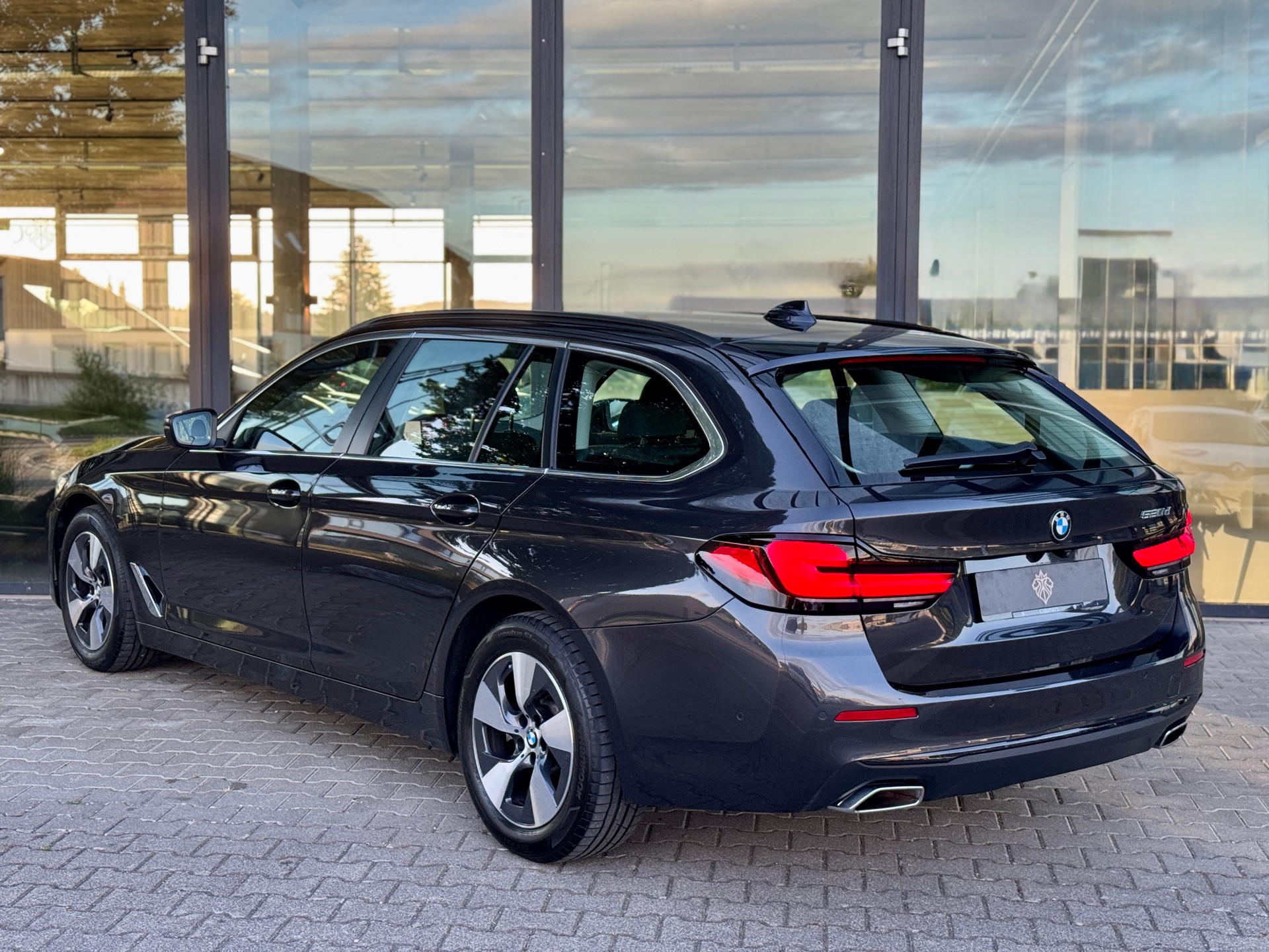 BMW 520d 48V Touring Steptronic / inkl. BMW Premium Selection Garantie-showroom-element-3