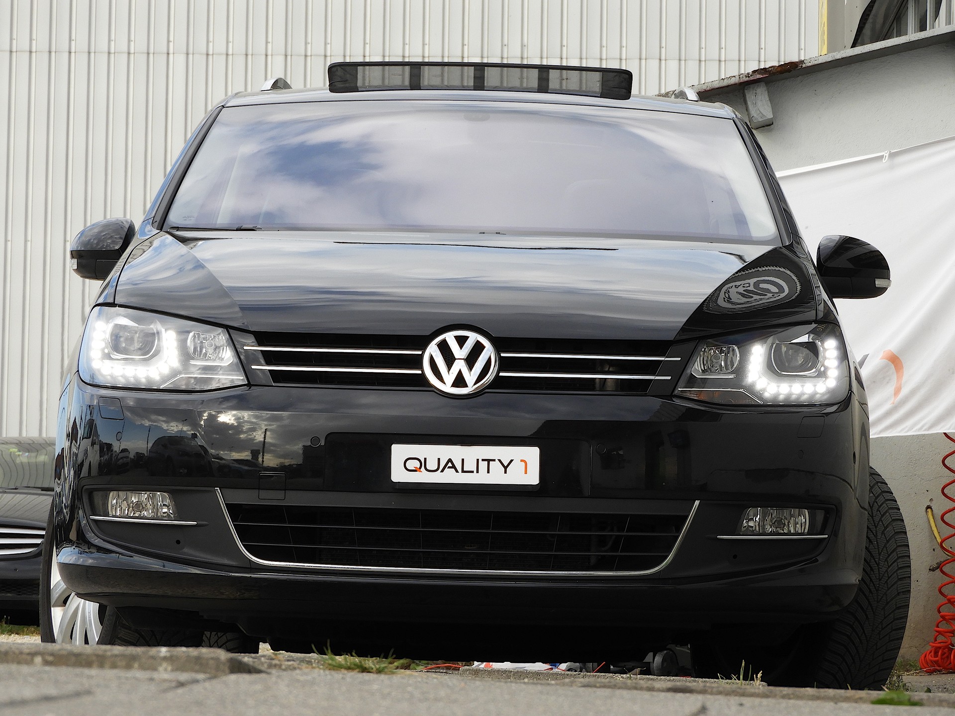 VW Sharan 2.0 TDI BlueMotion Highline DSG I 7 Sitze I El. Schiebetüren I RF Kamera I Leder I Panorama I Garantie inkl.-image-2