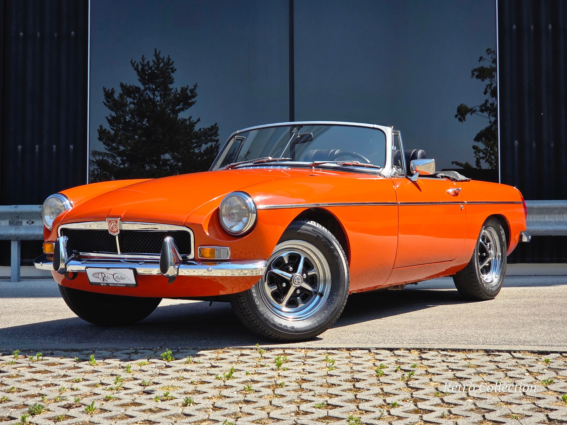 MG MGB - voiture CH - pare-chocs chromés - overdrive - pneus neufs - excellent état - couvre-tonneau - expertisée vétéran 05.26.