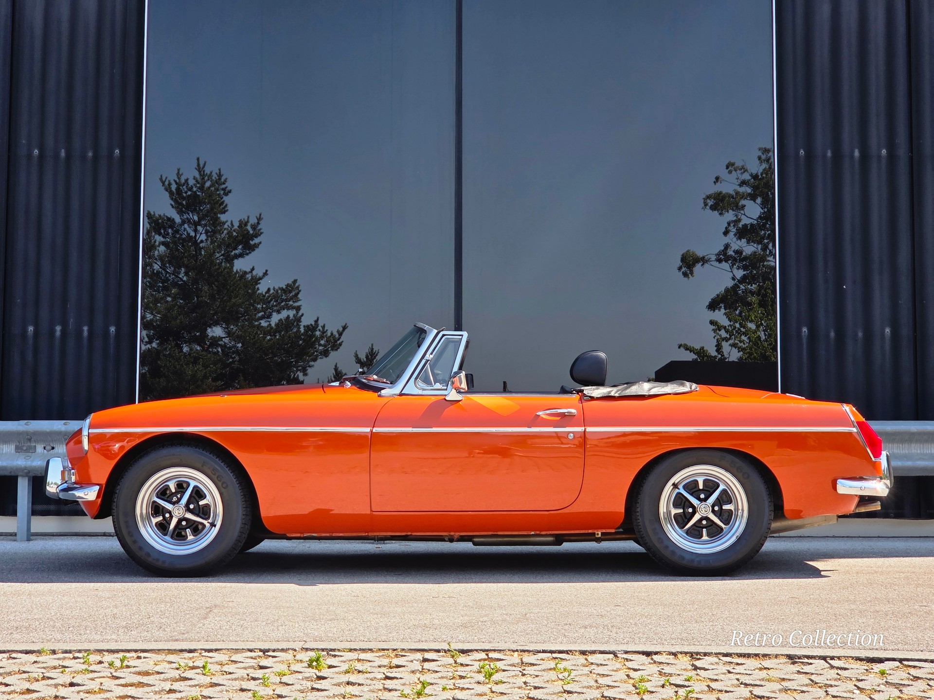 MG MGB - voiture CH - pare-chocs chromés - overdrive - pneus neufs - excellent état - couvre-tonneau - expertisée vétéran 05.26.-image-1