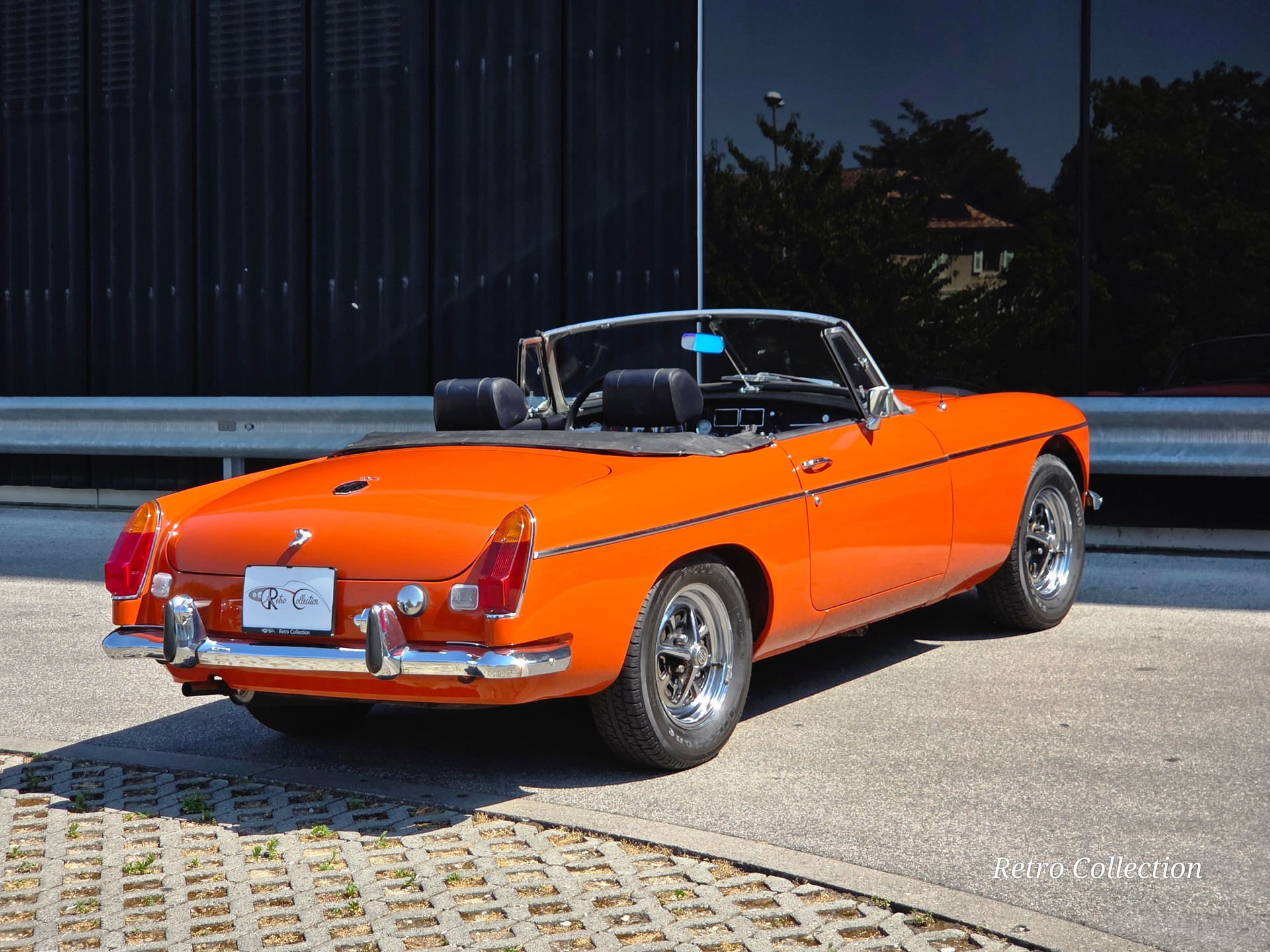 MG MGB - voiture CH - pare-chocs chromés - overdrive - pneus neufs - excellent état - couvre-tonneau - expertisée vétéran 05.26.-image-4